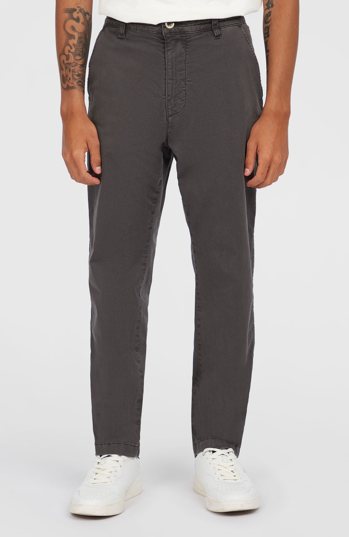 Essentials Chino-Hose für Herren, grau, Frontalansicht am Model von Bund bis Hosensaum