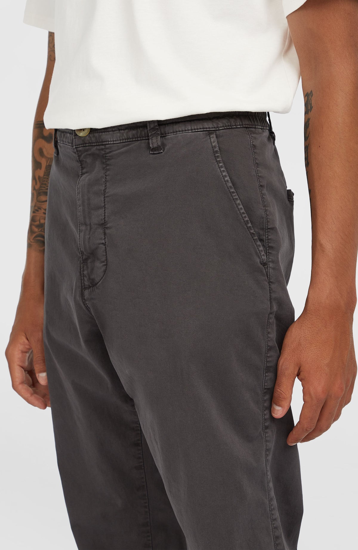 Nahaufnahme von Bund, Verschluss und Eingrifftasche der grauen Essentials Chino-Hose