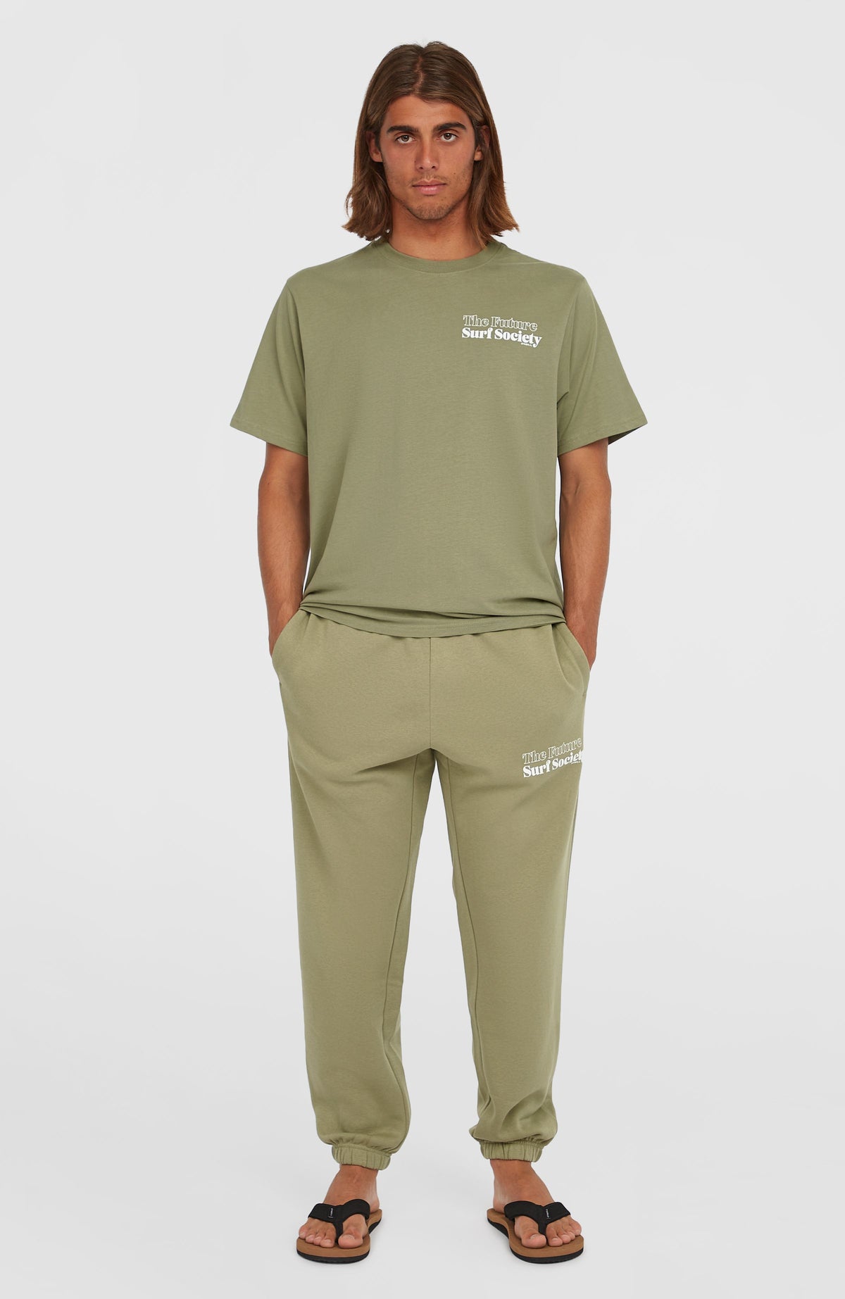 O'Neill Future Surf Society Jogginghose für Herren, grün mit Logo-Print in Weiß, Vorderansicht am Model