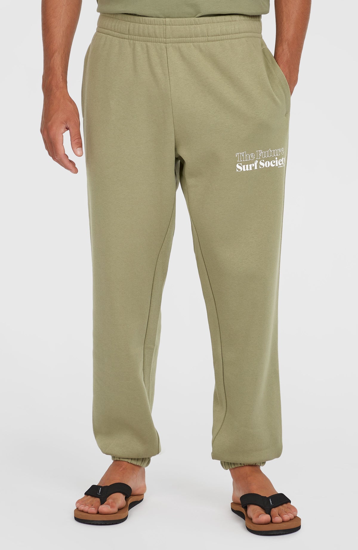 Future Surf Society Jogginghose für Herren, grün, Vorderansicht mit elastischem Bund am Model