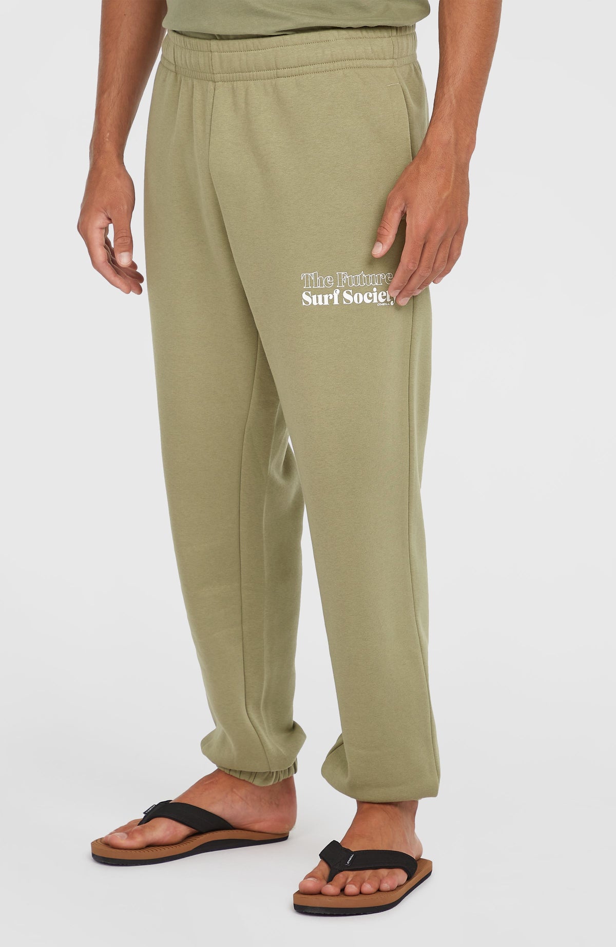 Future Surf Society Jogginghose für Herren, grün mit Logo-Print in Weiß, Halbprofilansicht am Model