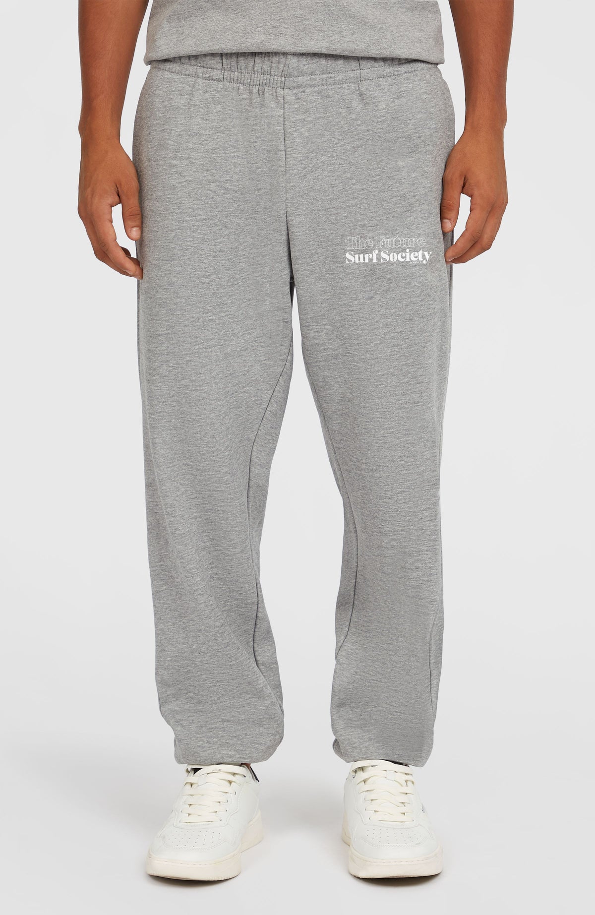 Future Surf Society Jogginghose für Herren, grau mit Logo-Print in Weiß, Vorderansicht am Model mit elastischem Bund