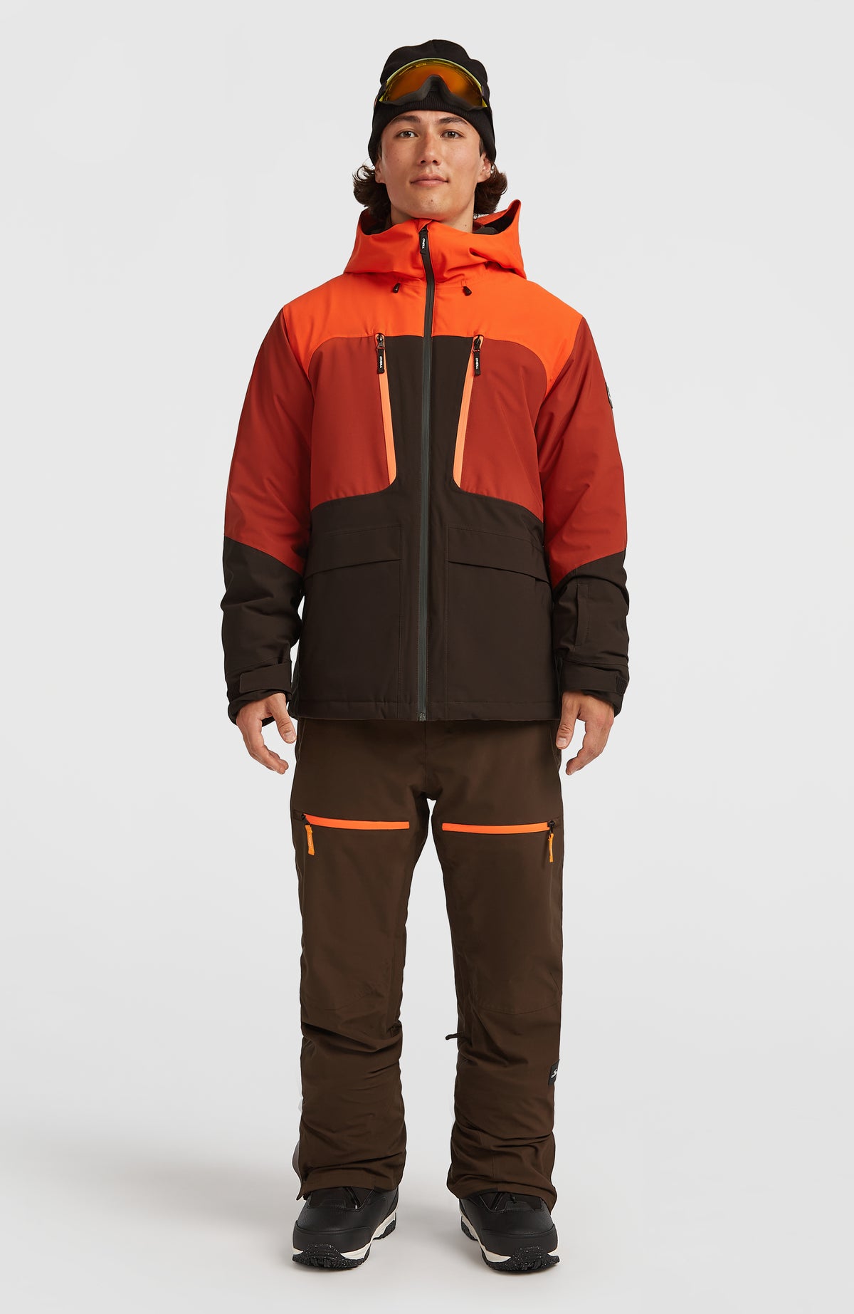 FWC'Peak Fire Skihose für Herren, braun, getragen am Model mit Winterjacke und Mütze, Ganzkörperansicht