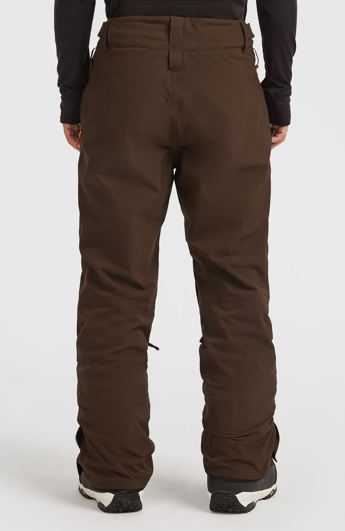 FWC'Peak Fire Skihose für Herren, braun, Rückansicht am Model mit Taillenbund und Gürtelschlaufen