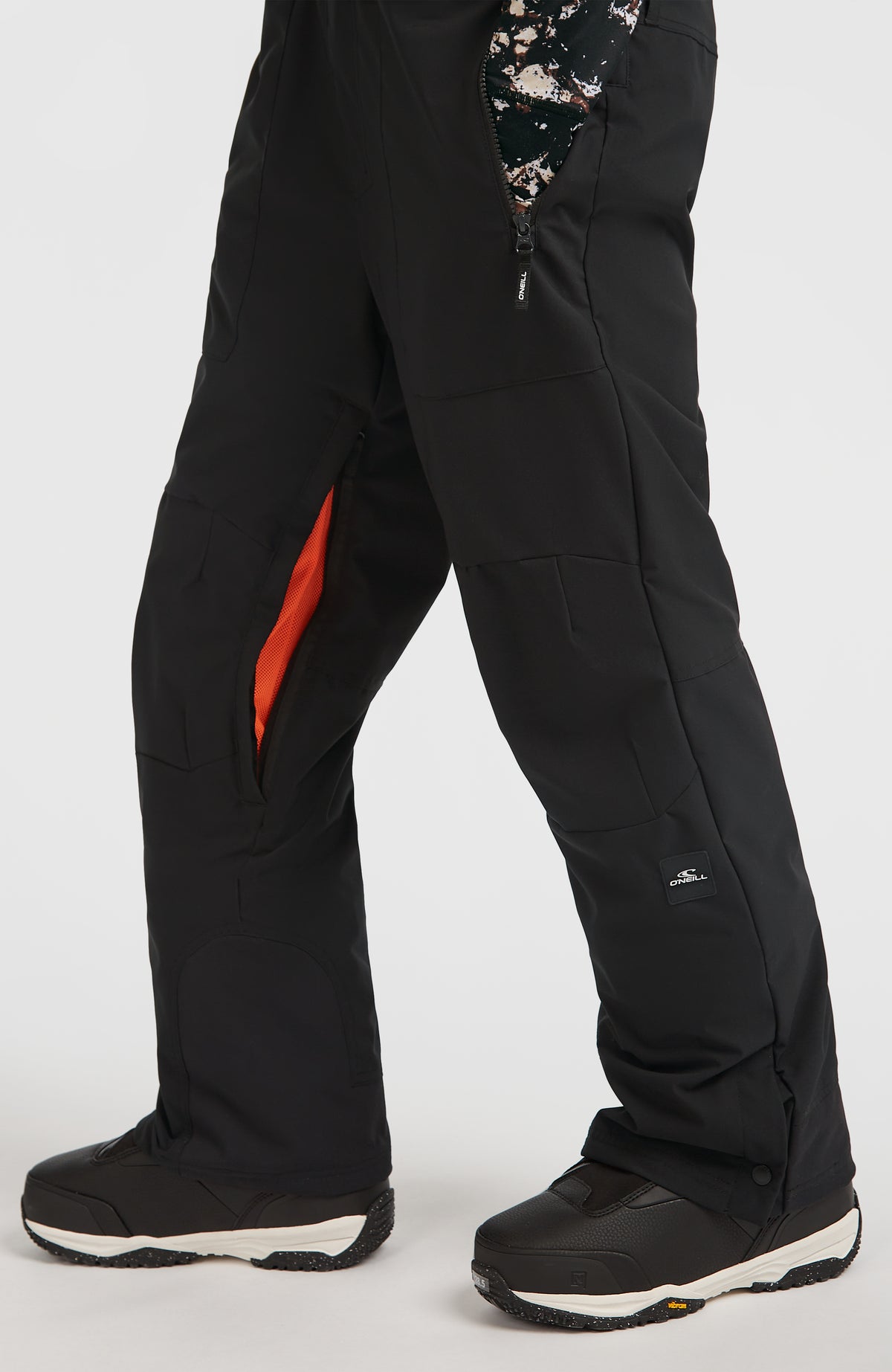 Nahaufnahme des Hosenbeins der schwarzen FWC'Peak Bib Skihose mit Belüftungsreißverschluss