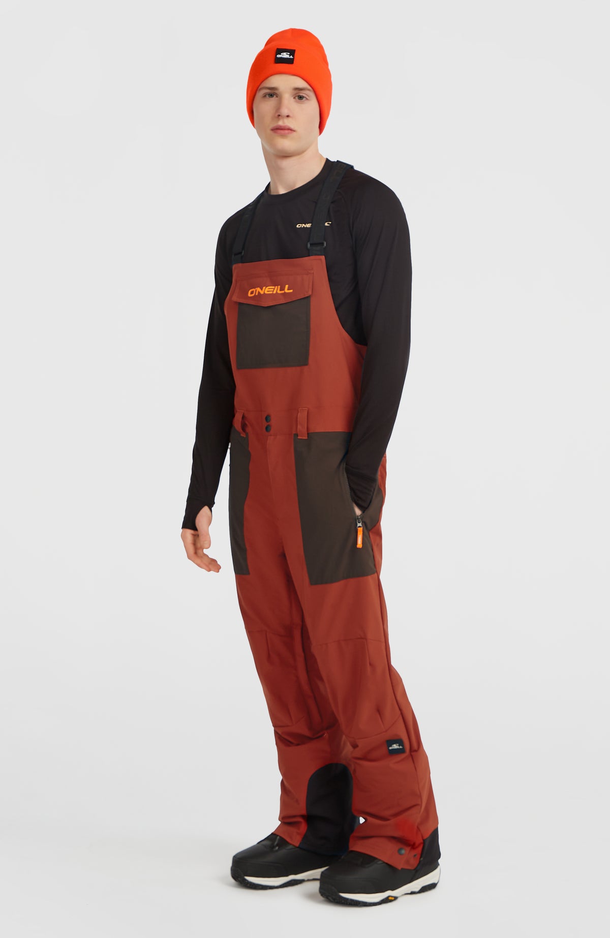 FWC'Peak Bib Skihose für Herren, orange, Dreiviertelansicht am Model von der Seite