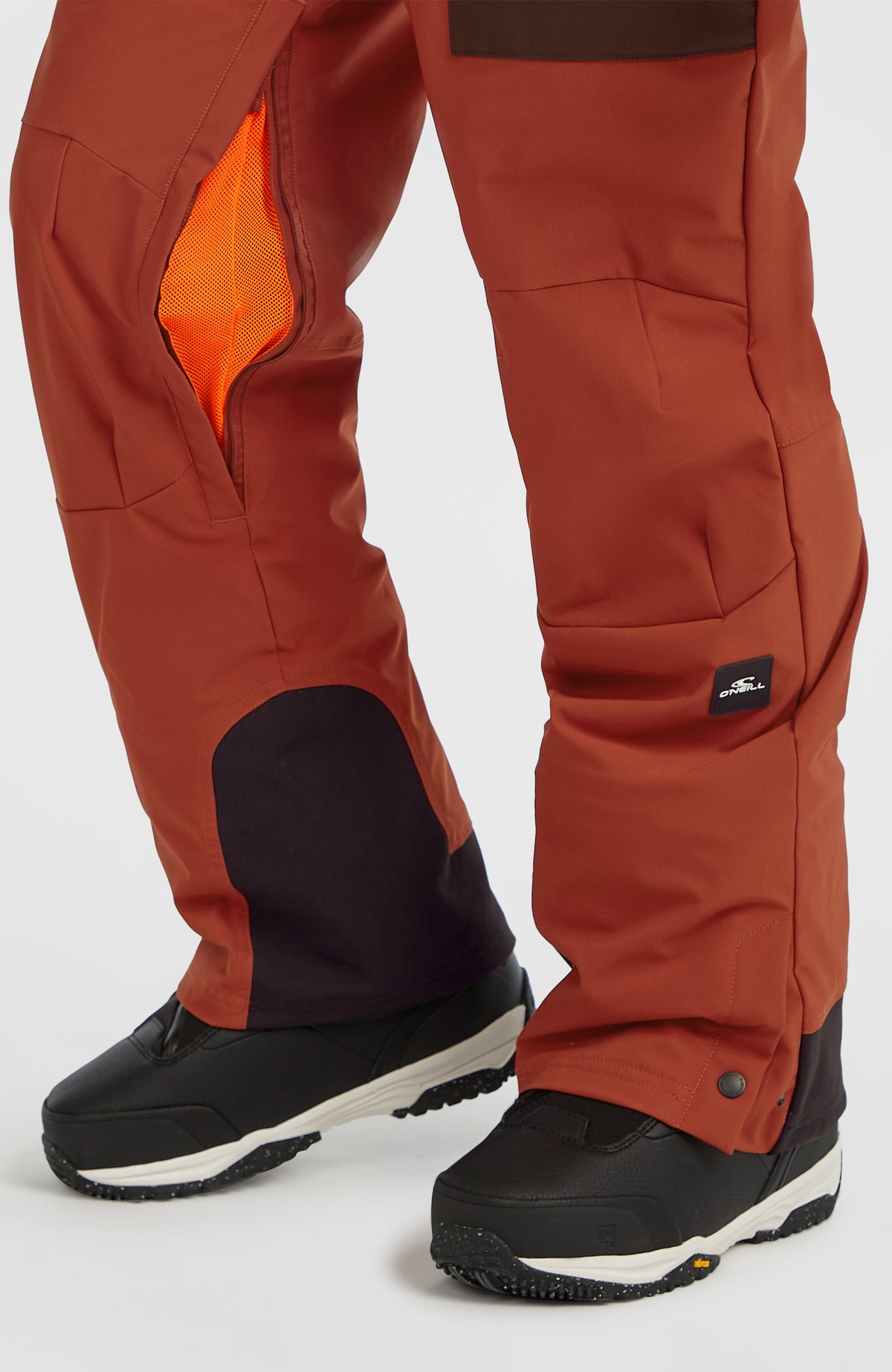 FWC'Peak Bib Skihose, orange, Nahaufnahme der Hosenbeine mit geöffnetem Belüftungsreißverschluss