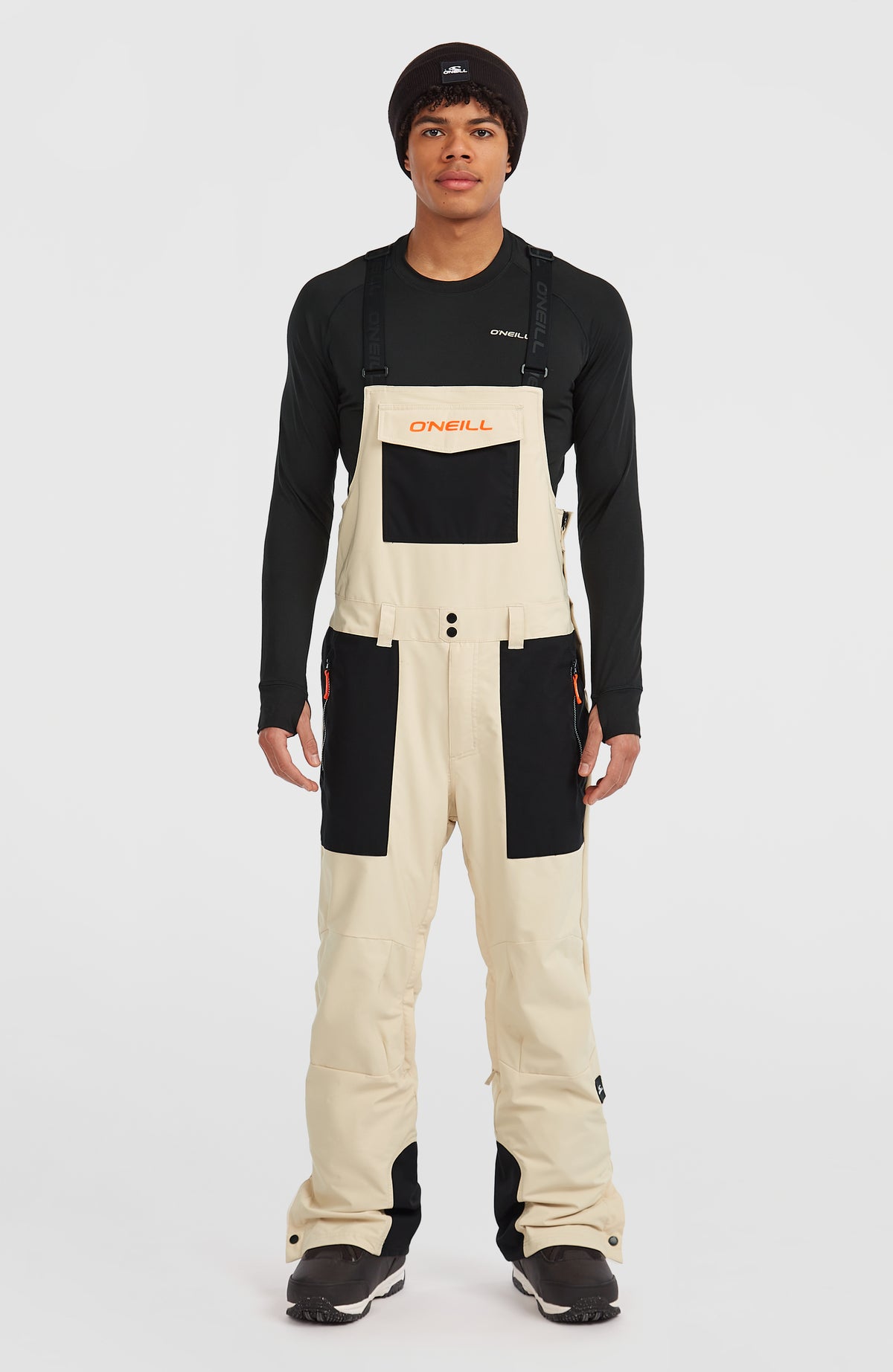 O'Neill FWC'Peak Bib Skihose für Herren, beige, Vorderansicht am Model mit Latz und verstellbaren Trägern