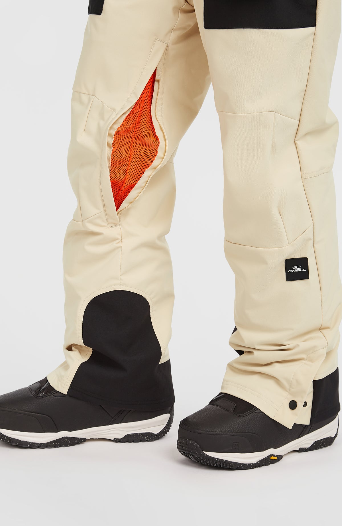 FWC'Peak Bib Skihose für Herren, beige, Nahaufnahme mit geöffnetem Belüftungsreißverschluss am Hosenbein