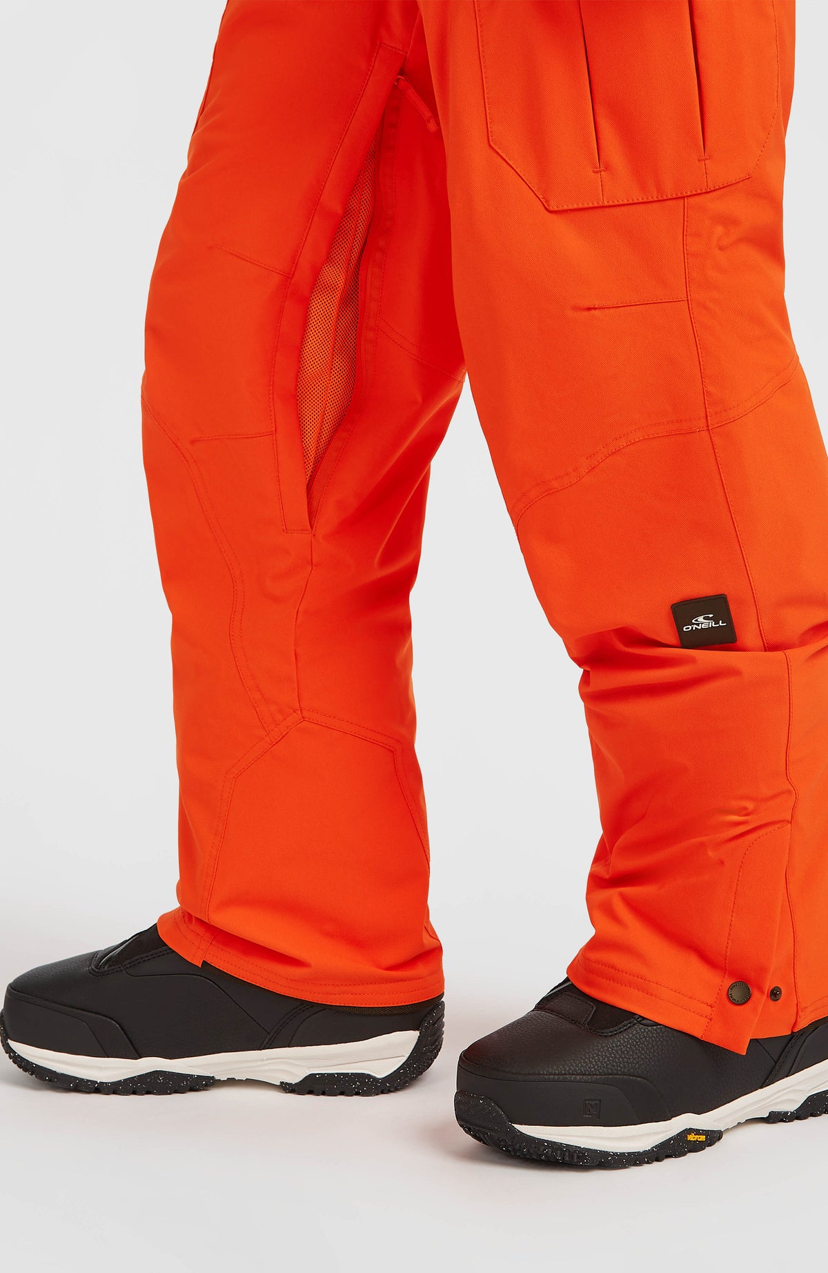 FWC'Peak Cargo-Skihose, rot, Detailansicht am Model mit geöffnetem Belüftungsreißverschluss