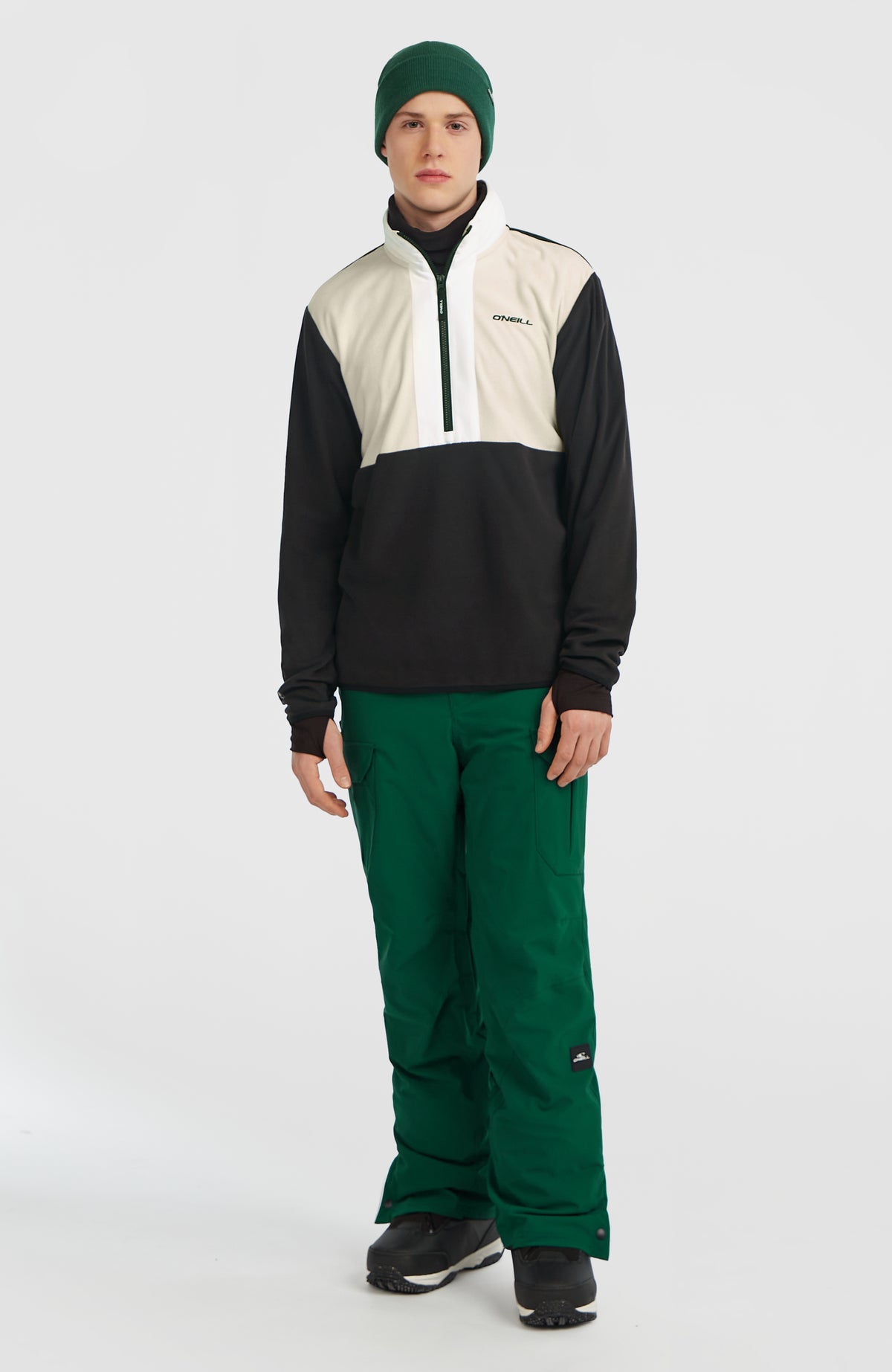 FWC'Peak Cargo-Skihose für Herren, grün, Ganzkörperansicht am Model, kombiniert mit Fleecepullover und Mütze