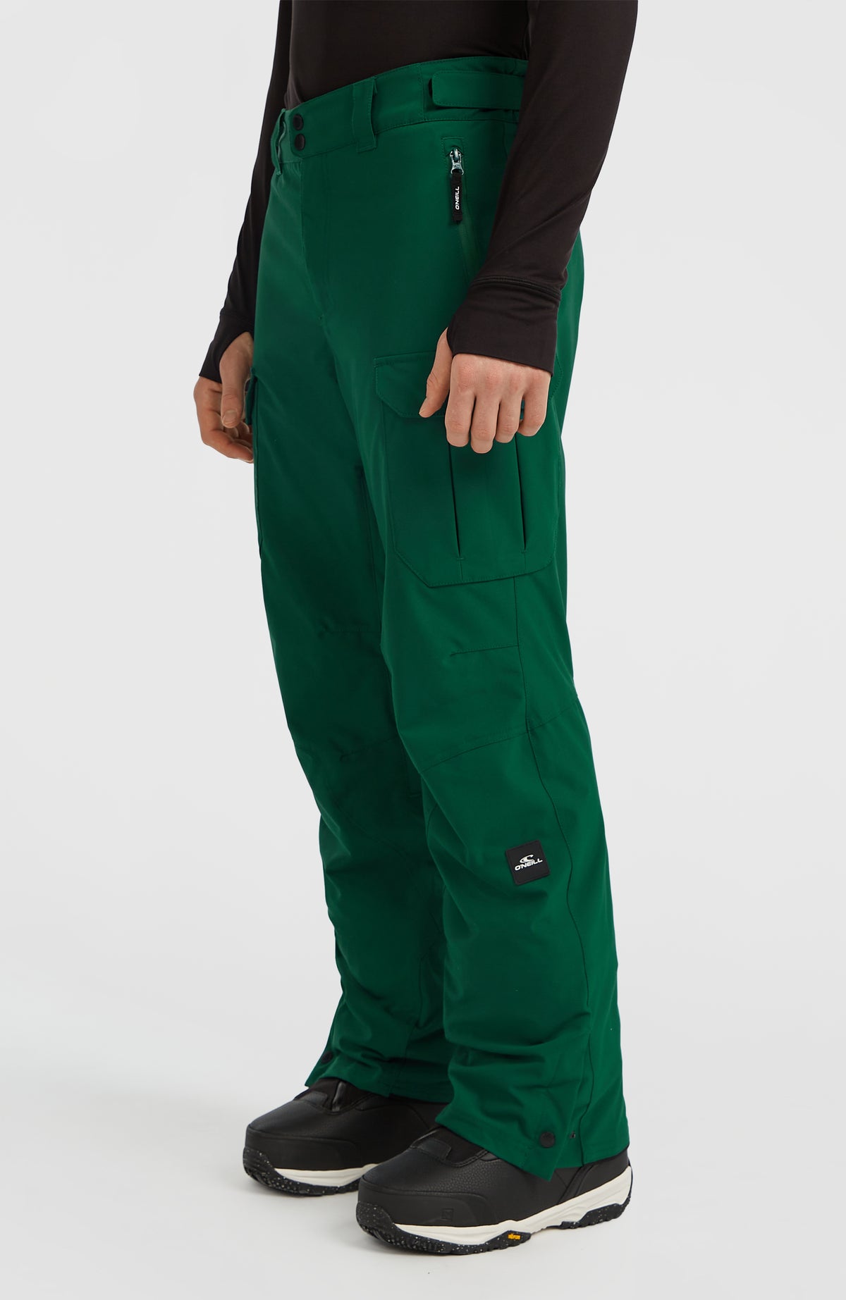 FWC'Peak Cargo-Skihose für Herren, grün, Dreiviertelansicht getragen am Model, mit Logo-Badge am Hosenbein