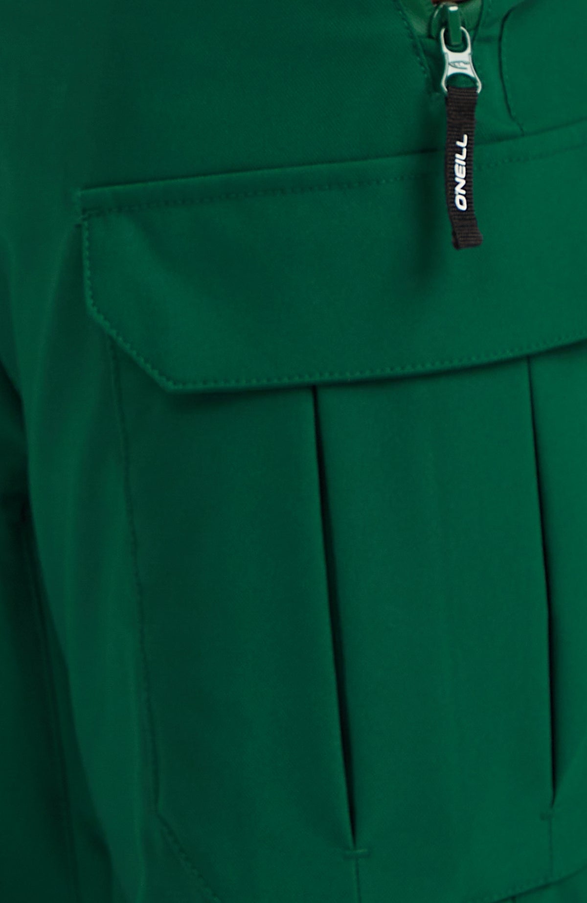 FWC'Peak Cargo-Skihose für Herren, grün, Nahaufnahme der Cargotasche mit Klappe und Reißverschluss-Anhänger