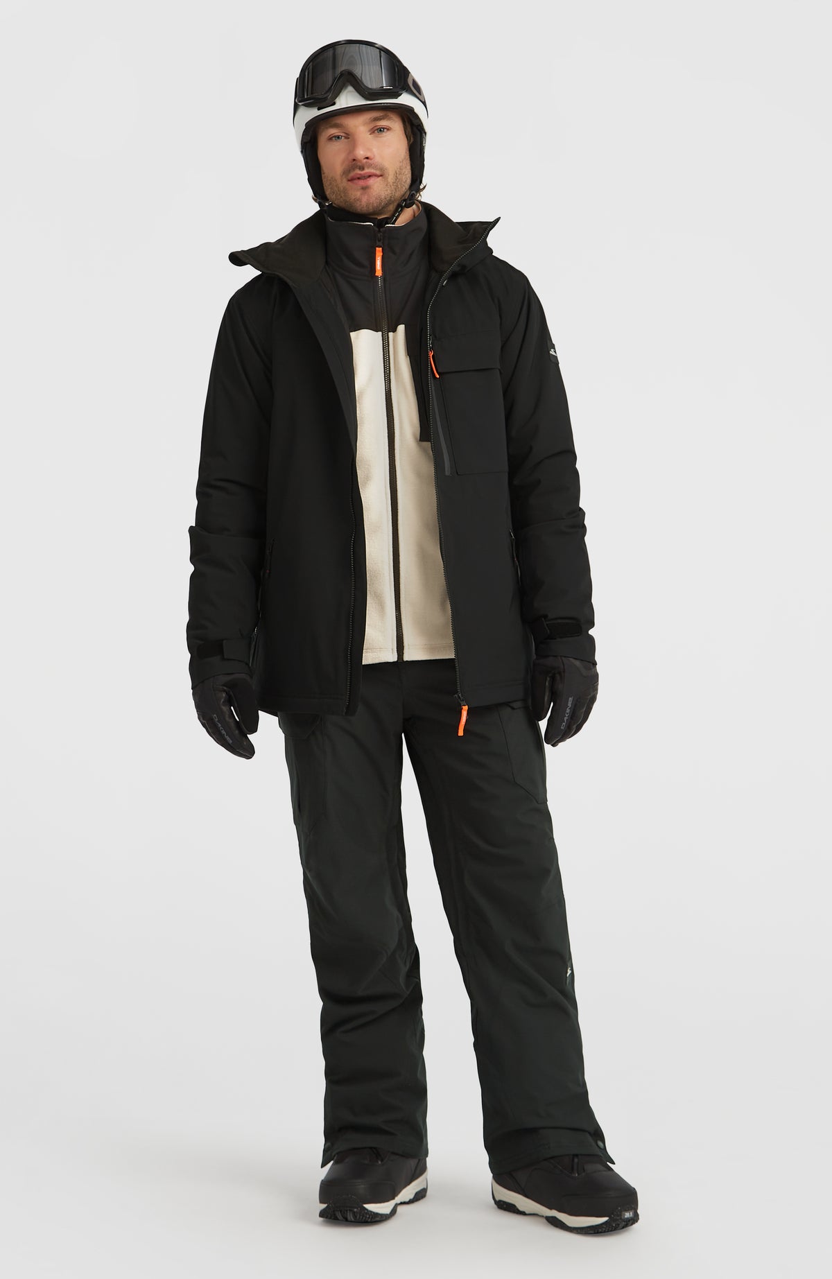 FWC'Peak Cargo-Skihose für Herren, schwarz, getragen am Model mit Skijacke und Helm