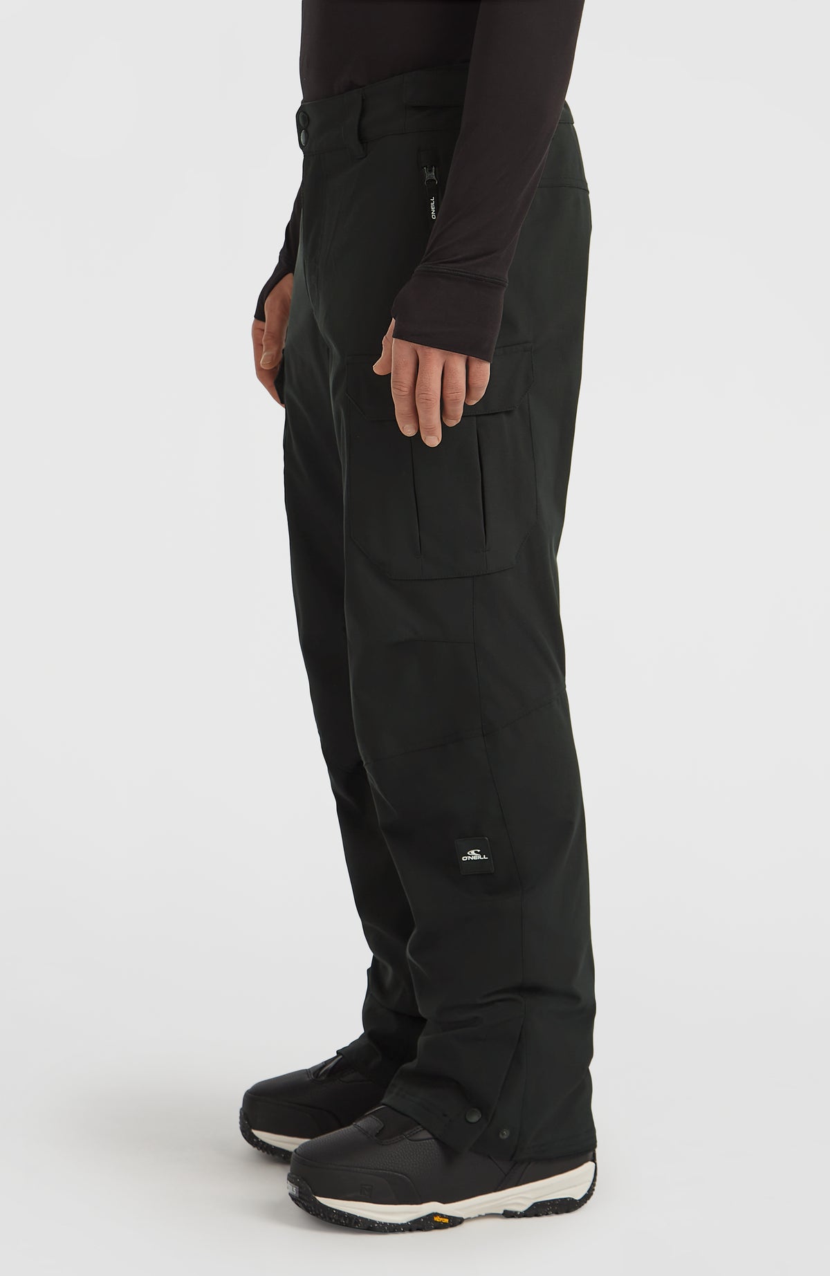 FWC'Peak Cargo-Skihose für Herren, schwarz, Seitenansicht am Model mit Logo-Patch am Bein
