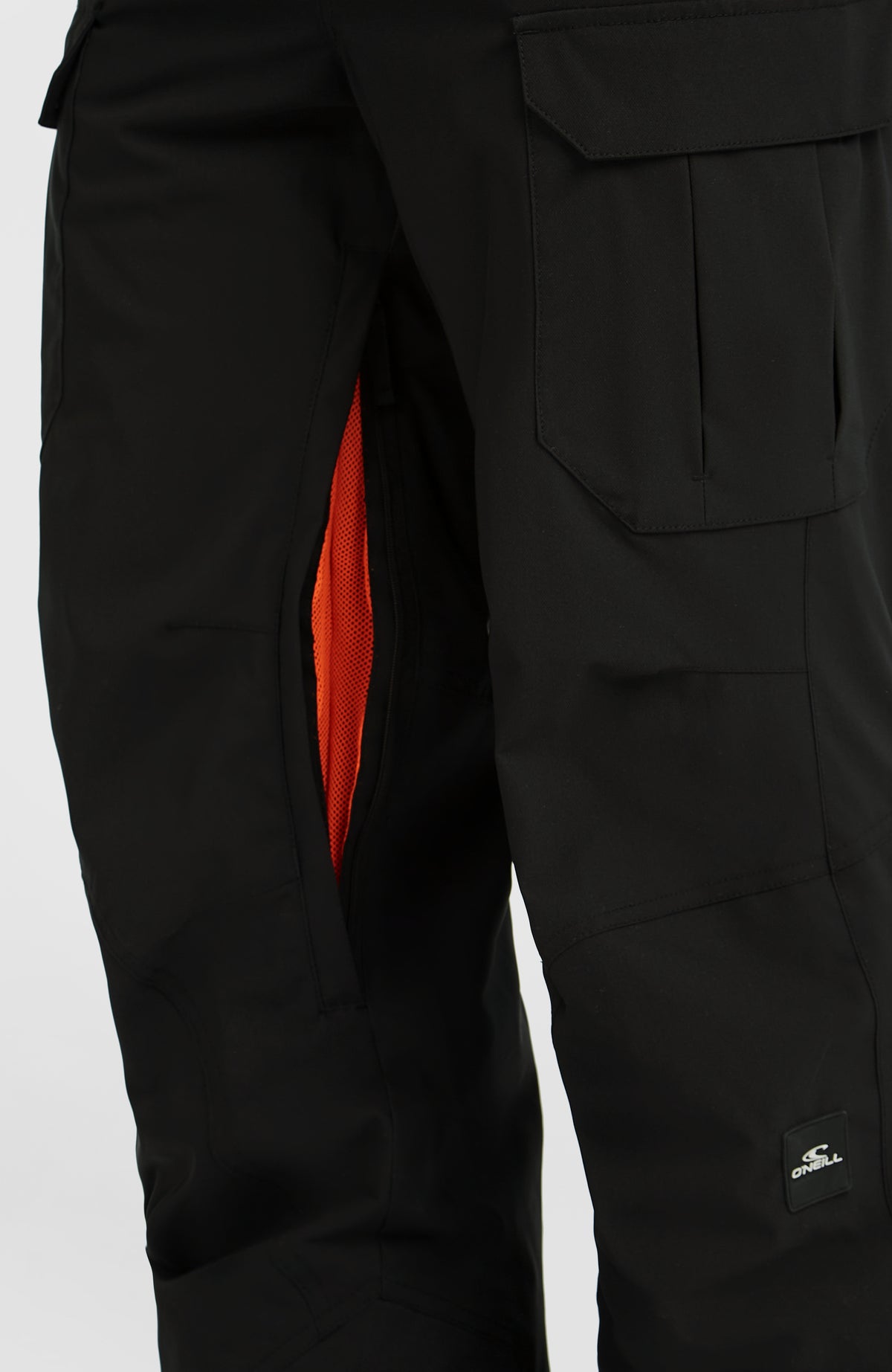 Nahaufnahme der Belüftungsöffnung mit orangefarbenem Mesh an der schwarzen FWC'Peak Cargo-Skihose