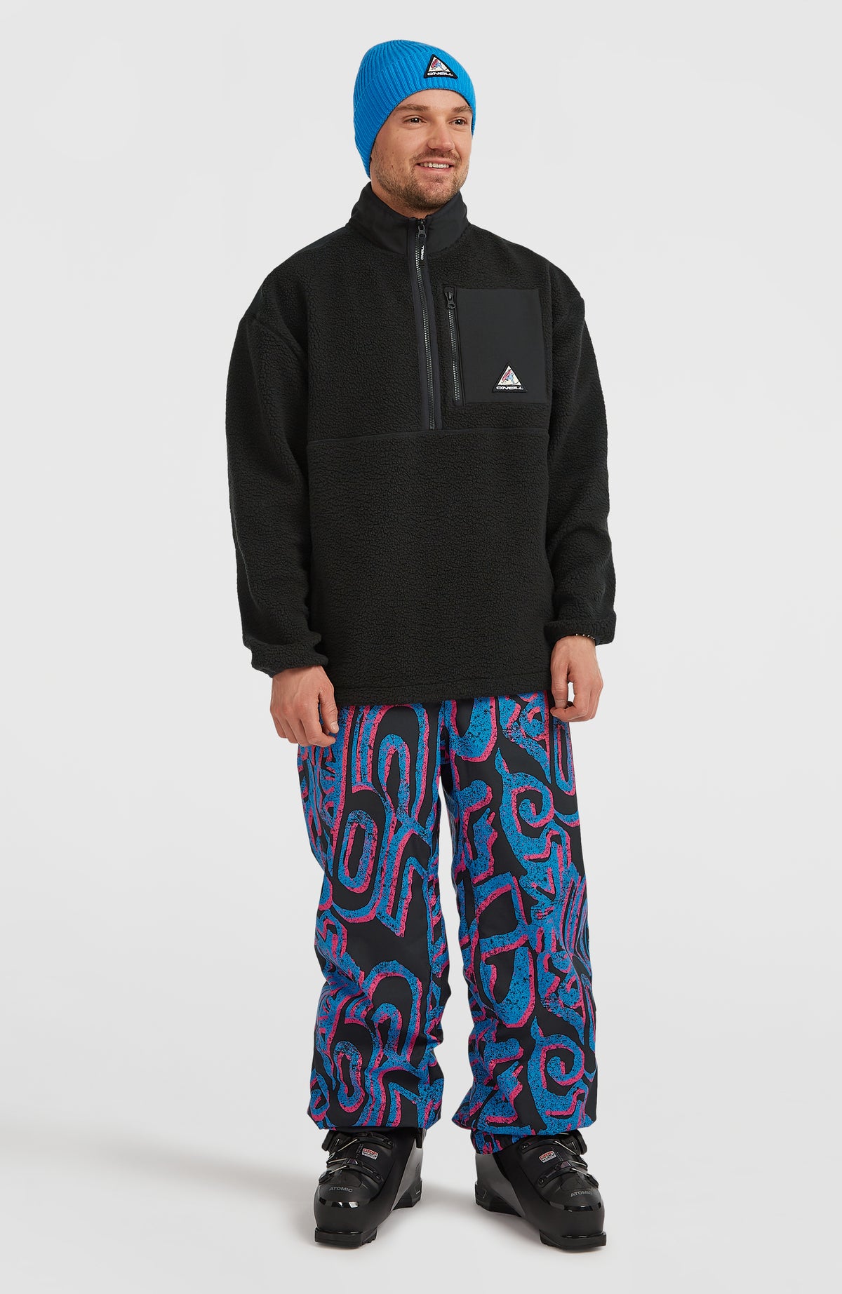 FWC'Play Ski- und Snowboardhose für Herren, pink mit Grafikmuster, Ganzkörperansicht am Model mit Pullover