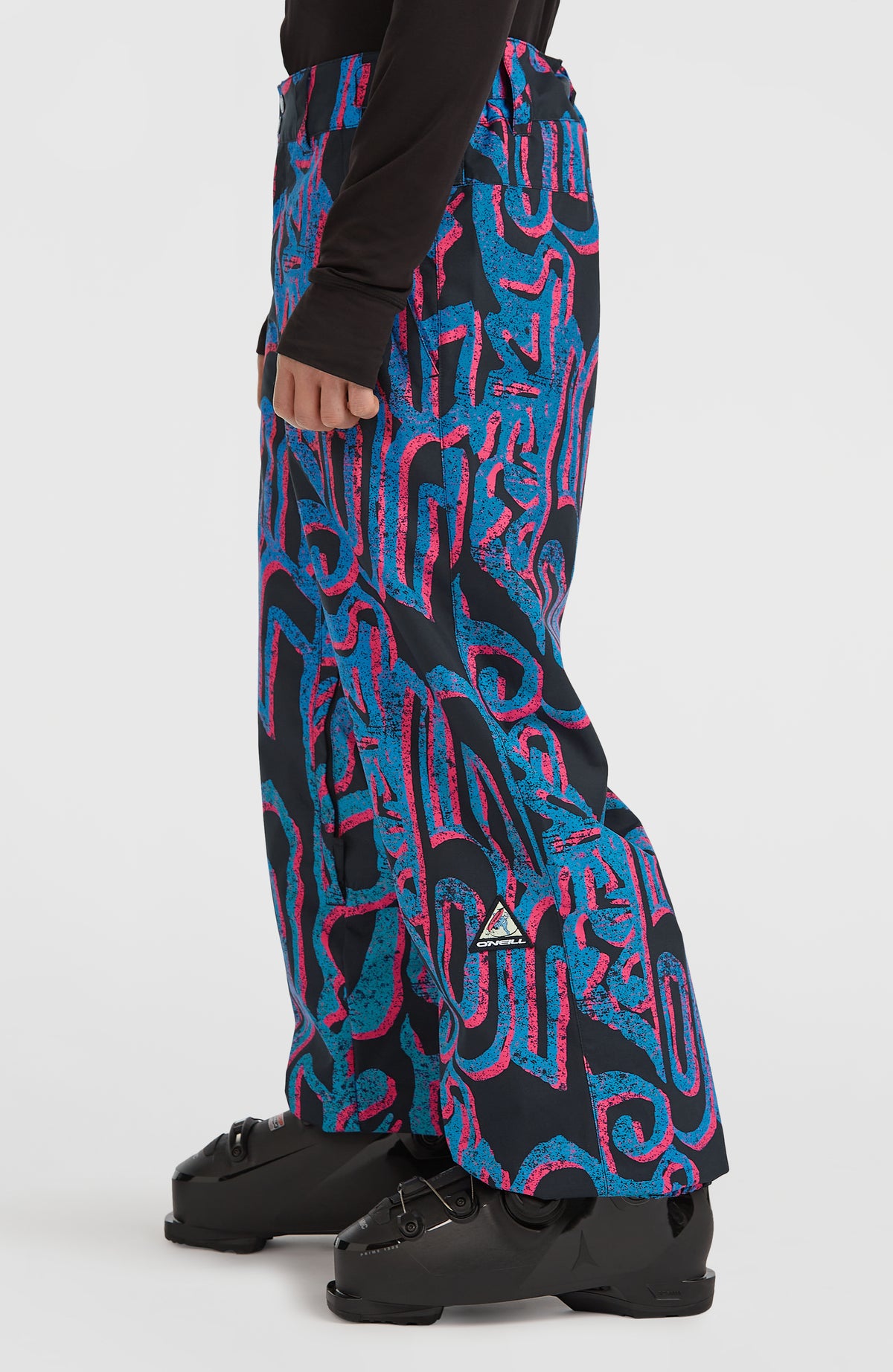 FWC'Play Ski- und Snowboardhose für Herren, pink mit Grafikmuster in Blau und Schwarz, Seitenansicht am Model