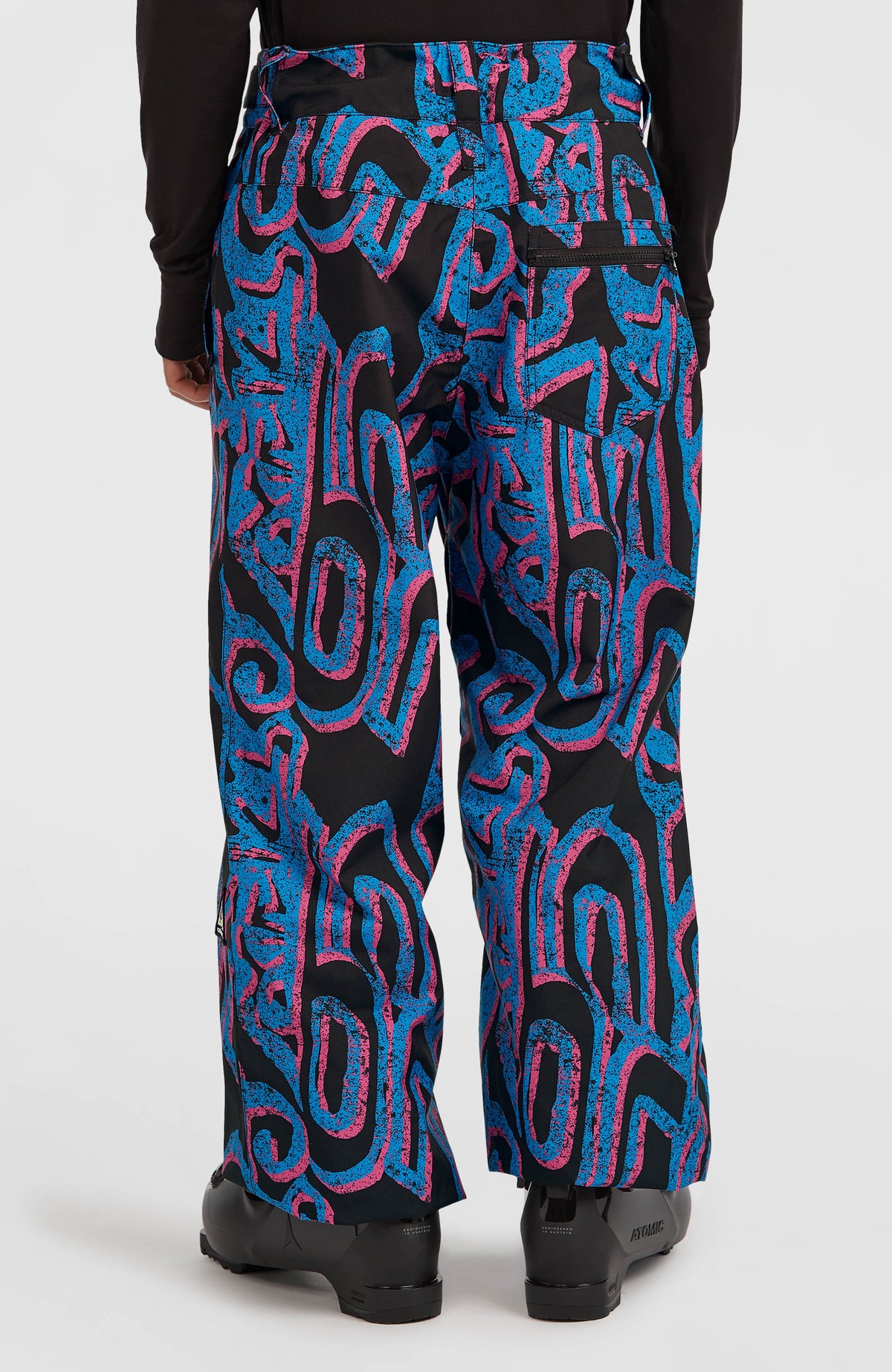 FWC'Play Ski- und Snowboardhose für Herren, pink mit Grafikmuster in Blau und Schwarz, Rückansicht am Model