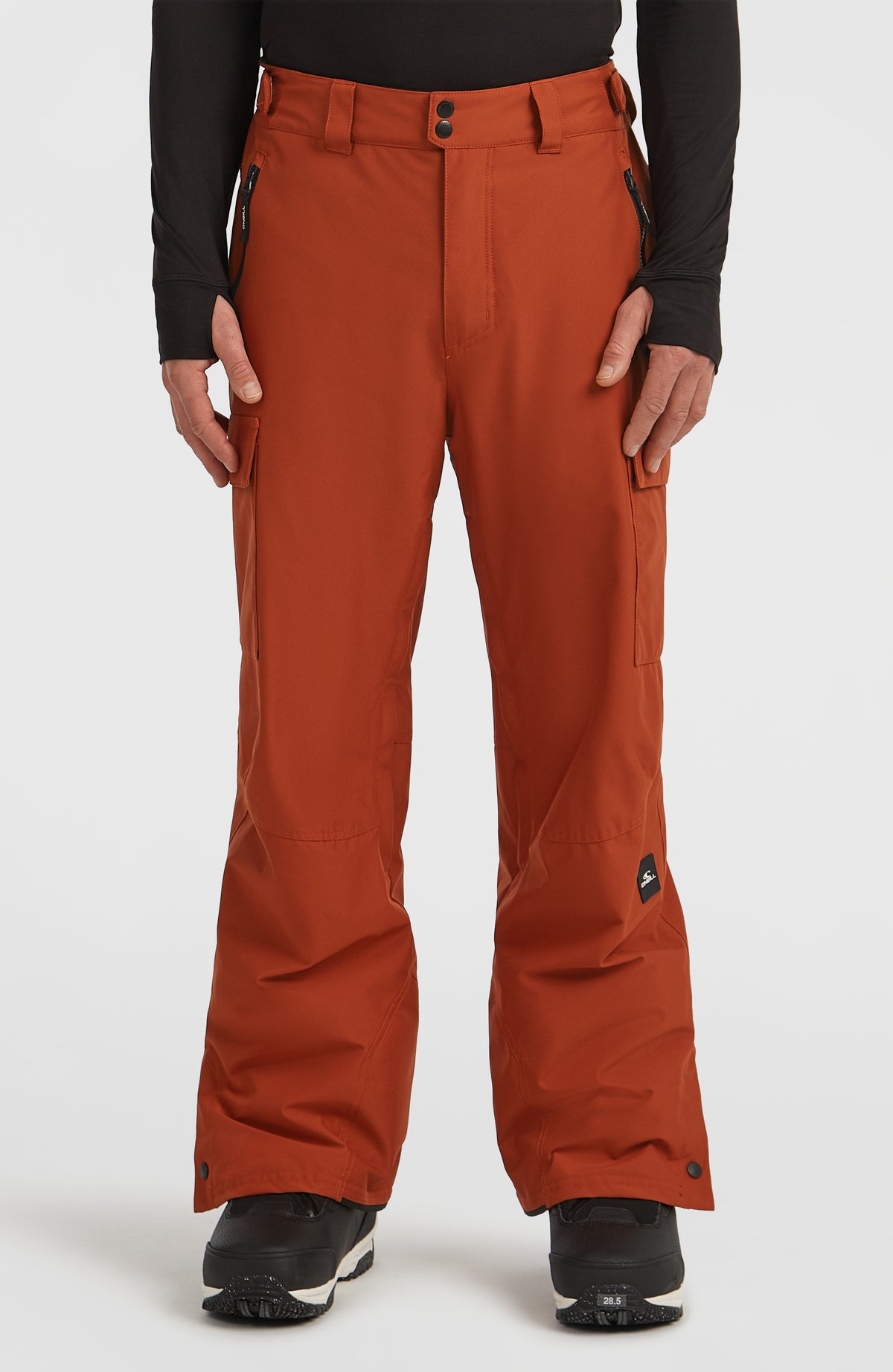 O'Neill FWC'Cruz Cargo-Skihose für Herren, orange, Vorderansicht am Model mit aufgesetzten Cargotaschen