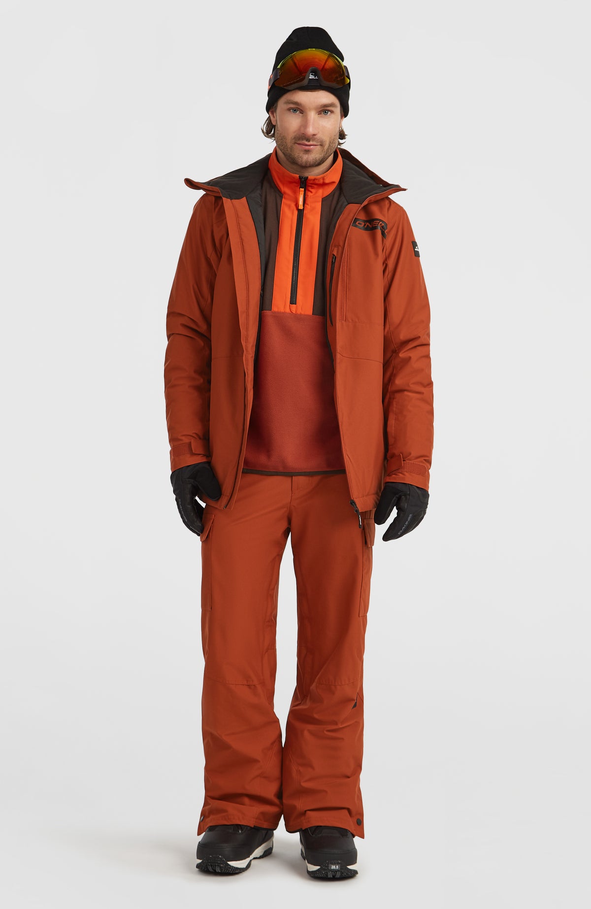 FWC'Cruz Cargo-Skihose für Herren in Orange, getragen am Model in vollständiger Frontalansicht mit Jacke