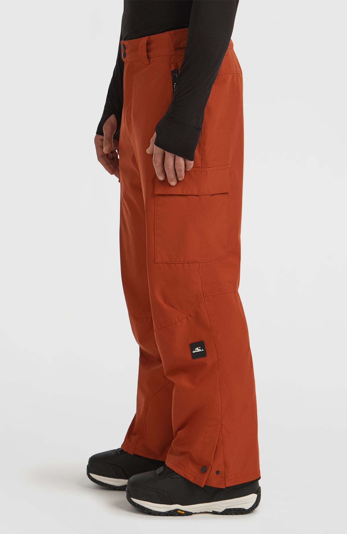 FWC'Cruz Cargo-Skihose für Herren, orange, Seitenansicht am Model mit aufgesetzter Cargotasche und Logo-Patch