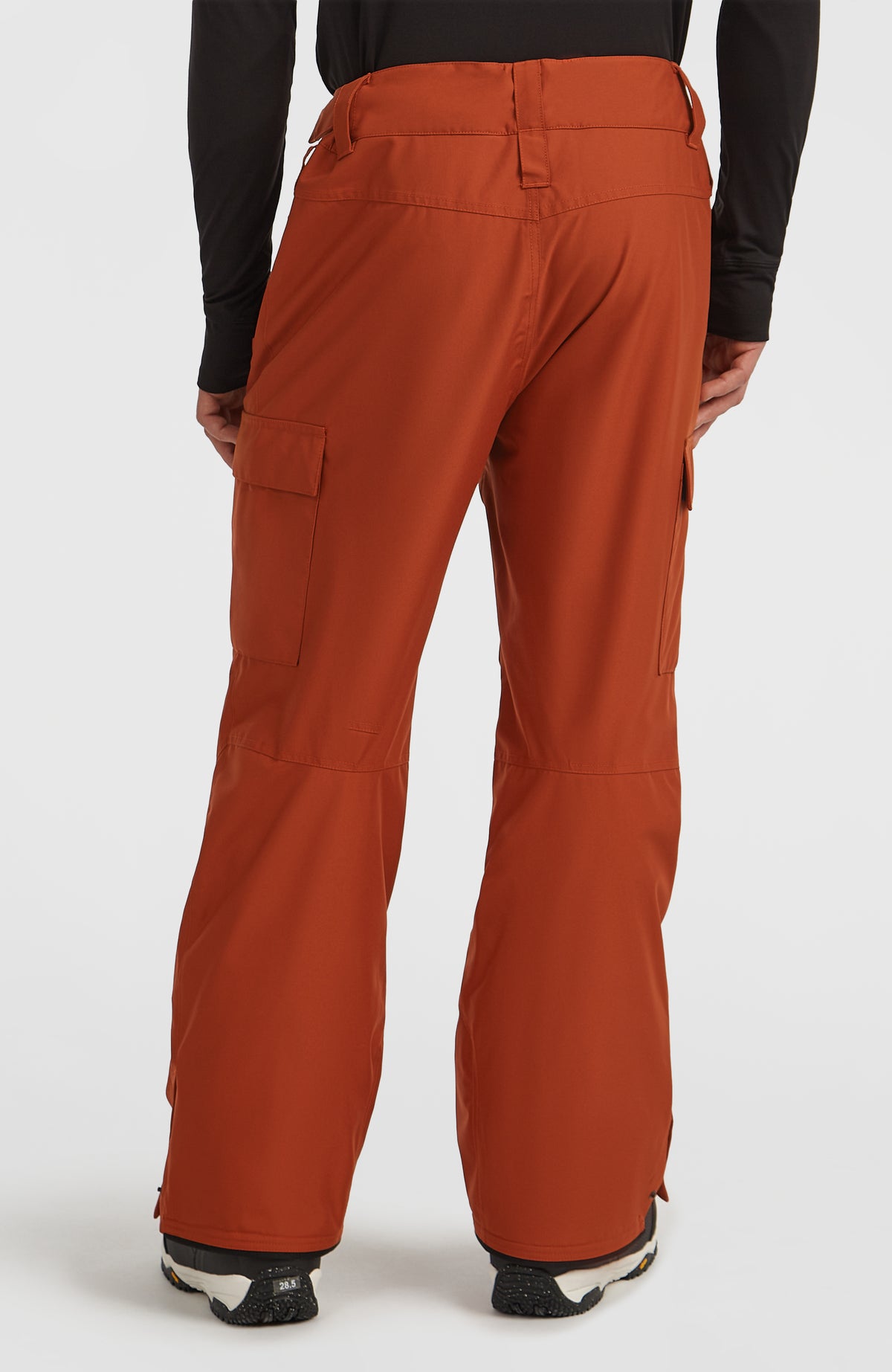 FWC'Cruz Cargo-Skihose für Herren, orange, Rückansicht am Model mit Gürtelschlaufen und seitlichen Taschen