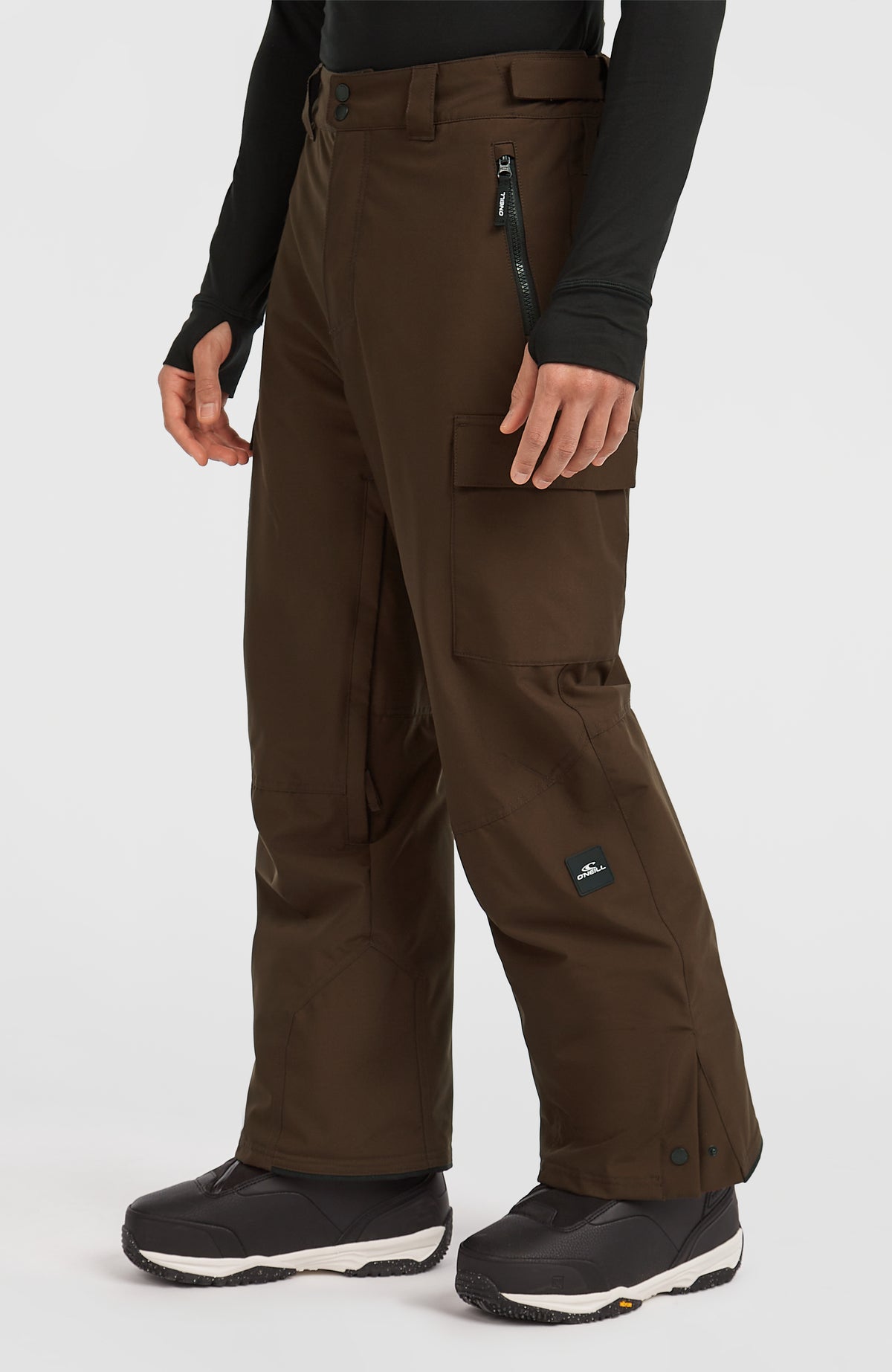 FWC'Cruz Cargo-Skihose für Herren, braun, Halbprofil am Model mit Aufnäher am Hosenbein
