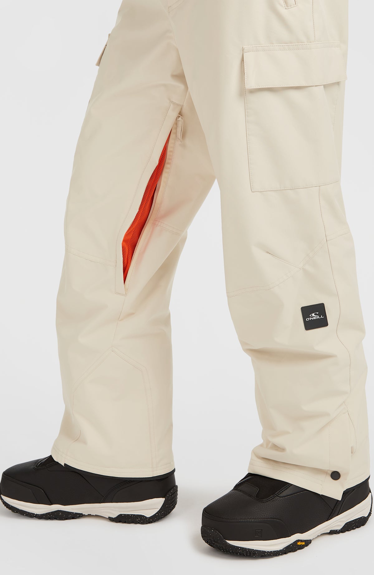 Nahaufnahme der beigen FWC'Cruz Cargo-Skihose für Herren mit geöffnetem Belüftungsreißverschluss mit Mesheinsatz
