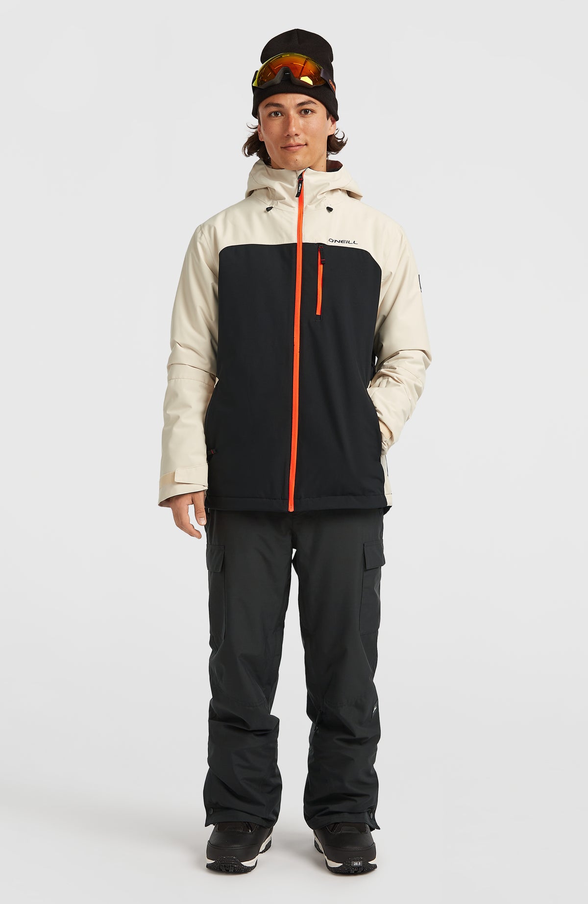 FWC'Cruz Cargo-Skihose für Herren, schwarz, getragen am Model mit Skijacke und Mütze