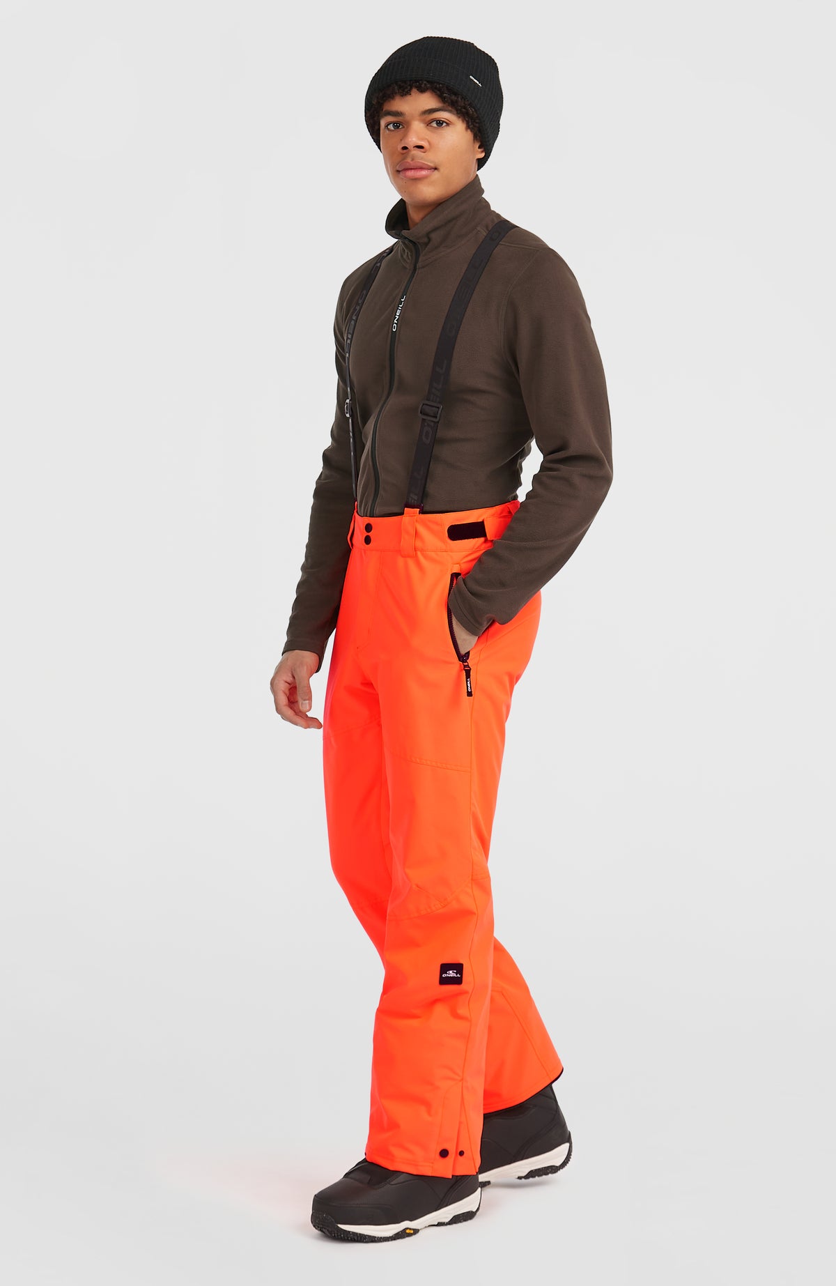 FWC'Cruz Skihose mit Trägern für Herren, rot, Dreiviertelansicht am Model mit seitlicher Reißverschlusstasche