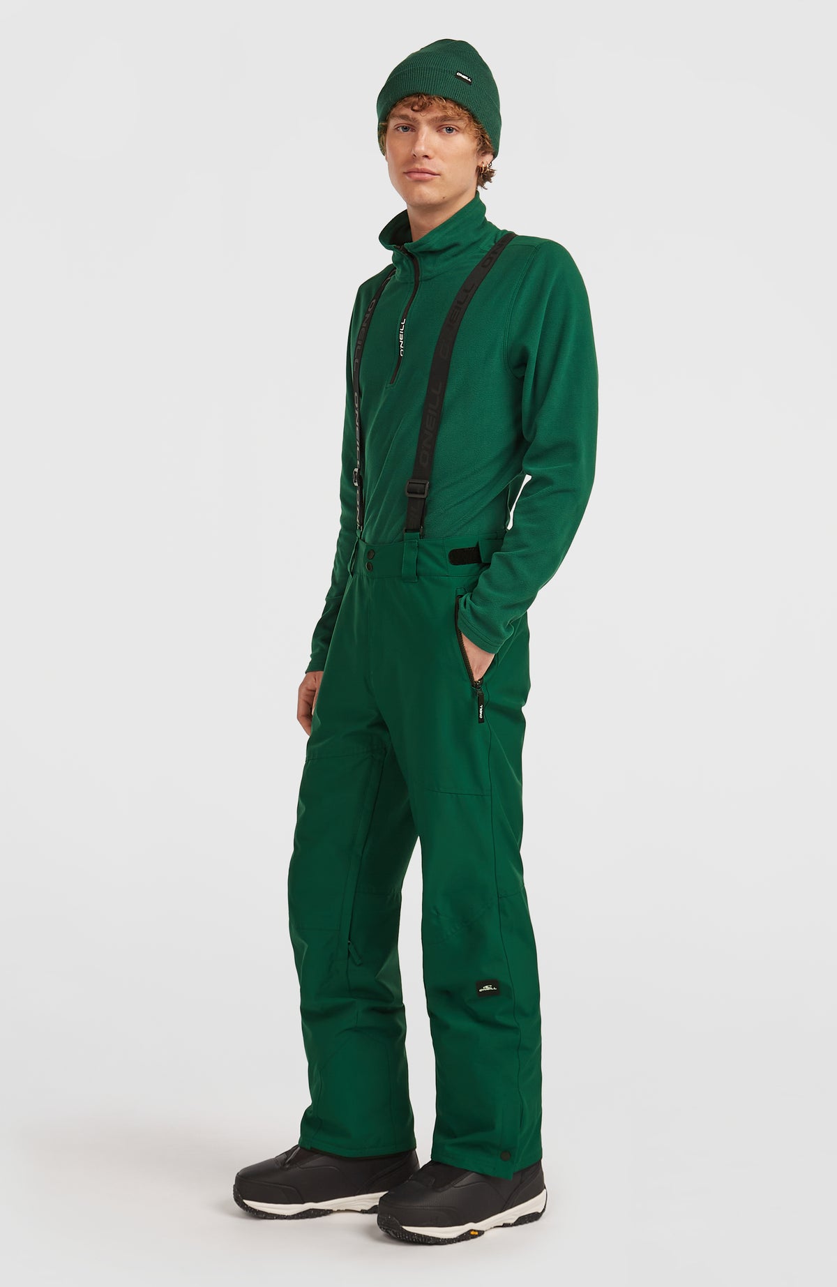 FWC'Cruz Skihose mit Trägern, grün, am Model in Dreiviertelansicht mit Logo-Badge