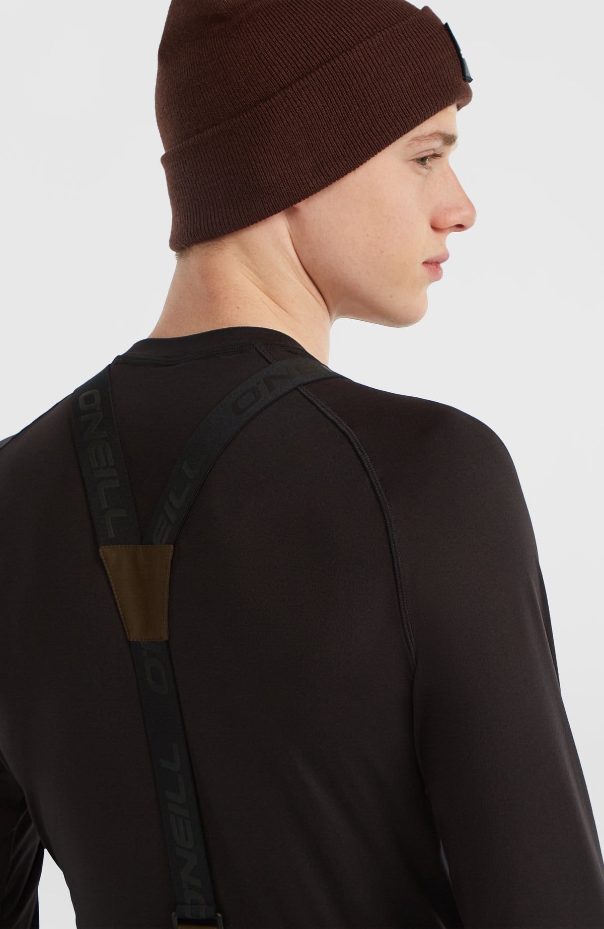 FWC'Cruz Skihose mit Trägern, braun, Detailansicht der gekreuzten Träger am Model