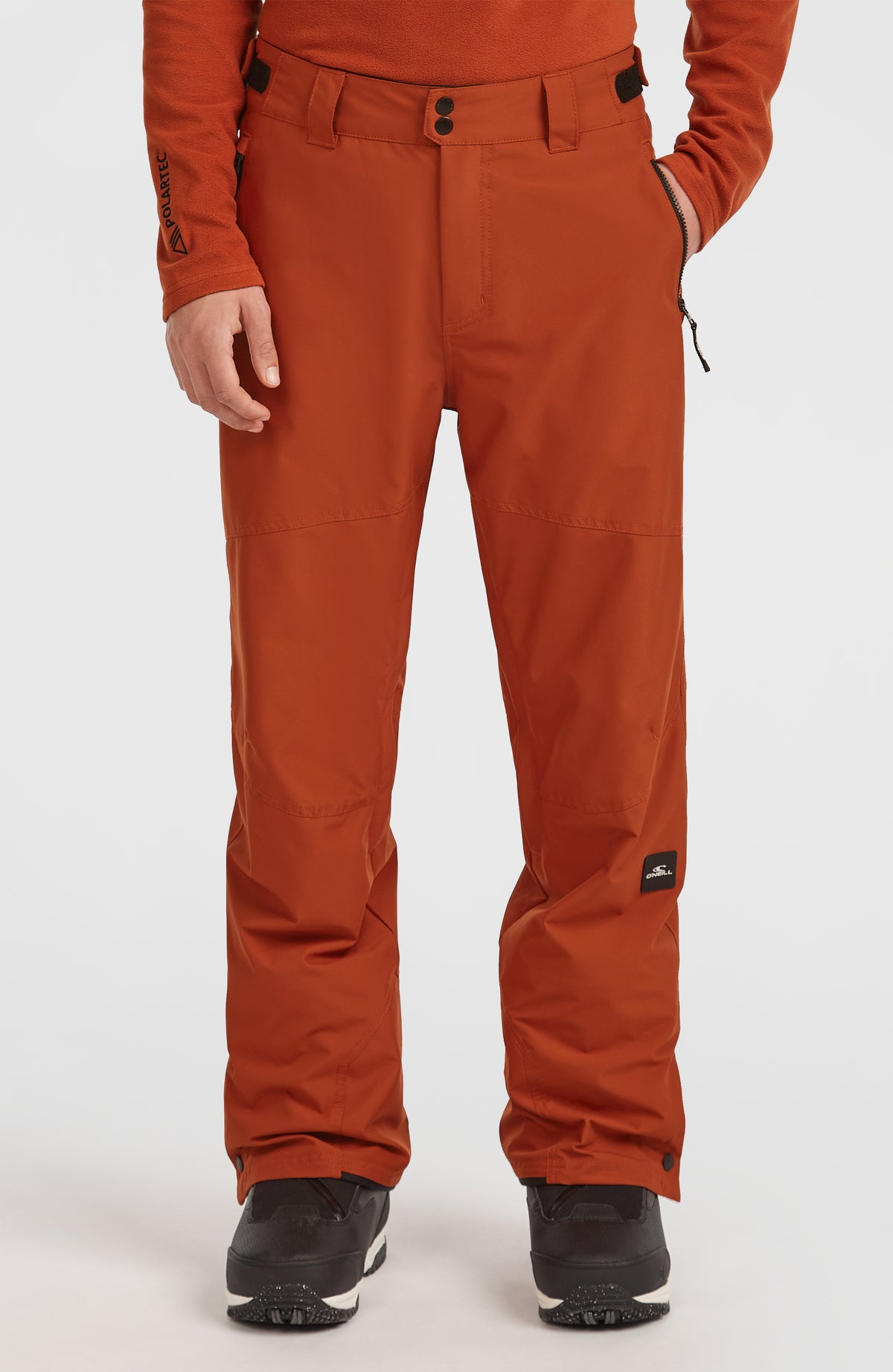 O'Neill FWC'Cruz Skihose für Herren, orange, Vorderansicht am Model mit doppelten Druckknöpfen am Bund