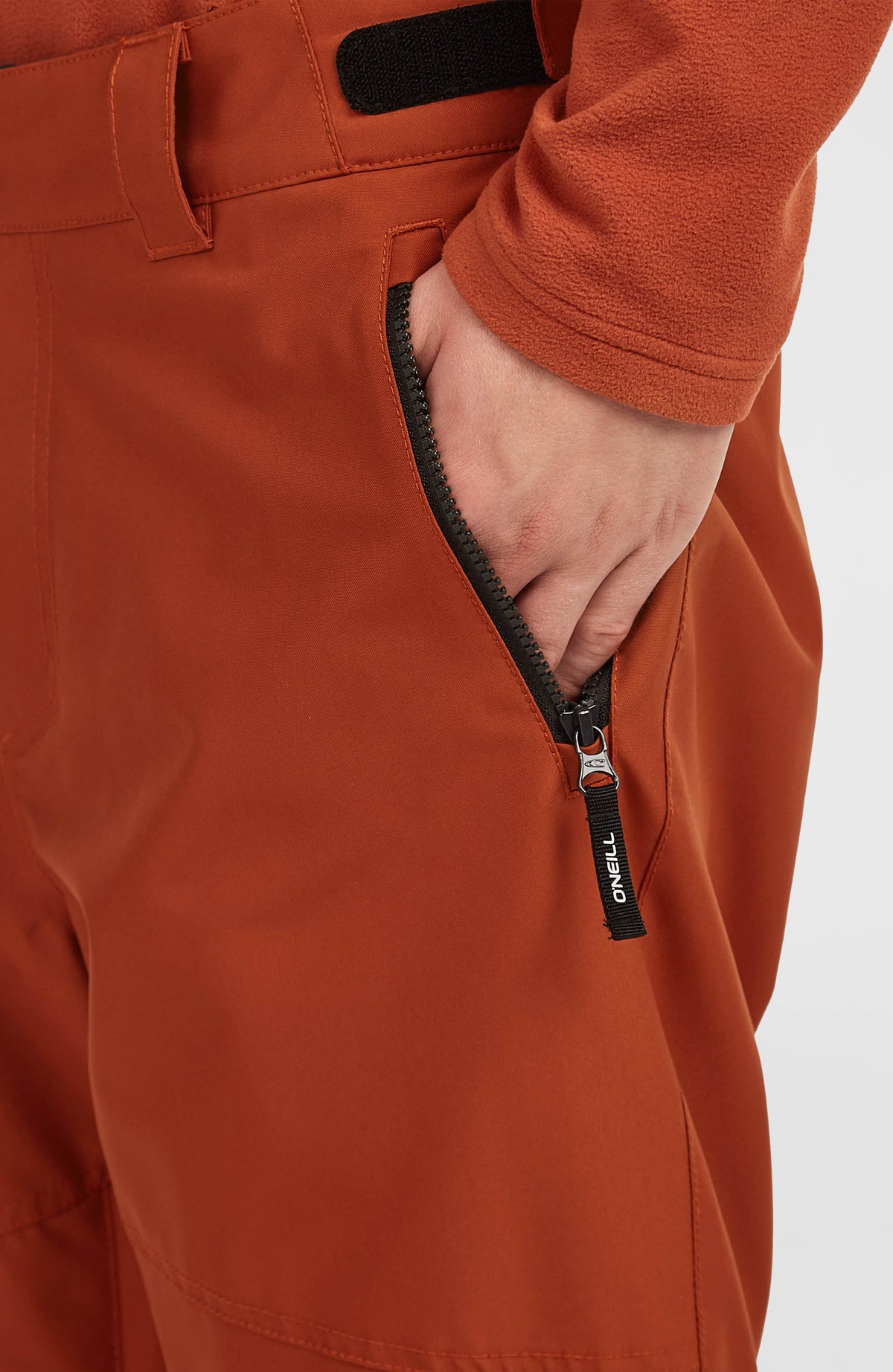 FWC'Cruz Skihose für Herren, orange, Nahaufnahme der seitlichen Reißverschlusstasche mit Zipper-Verlängerung