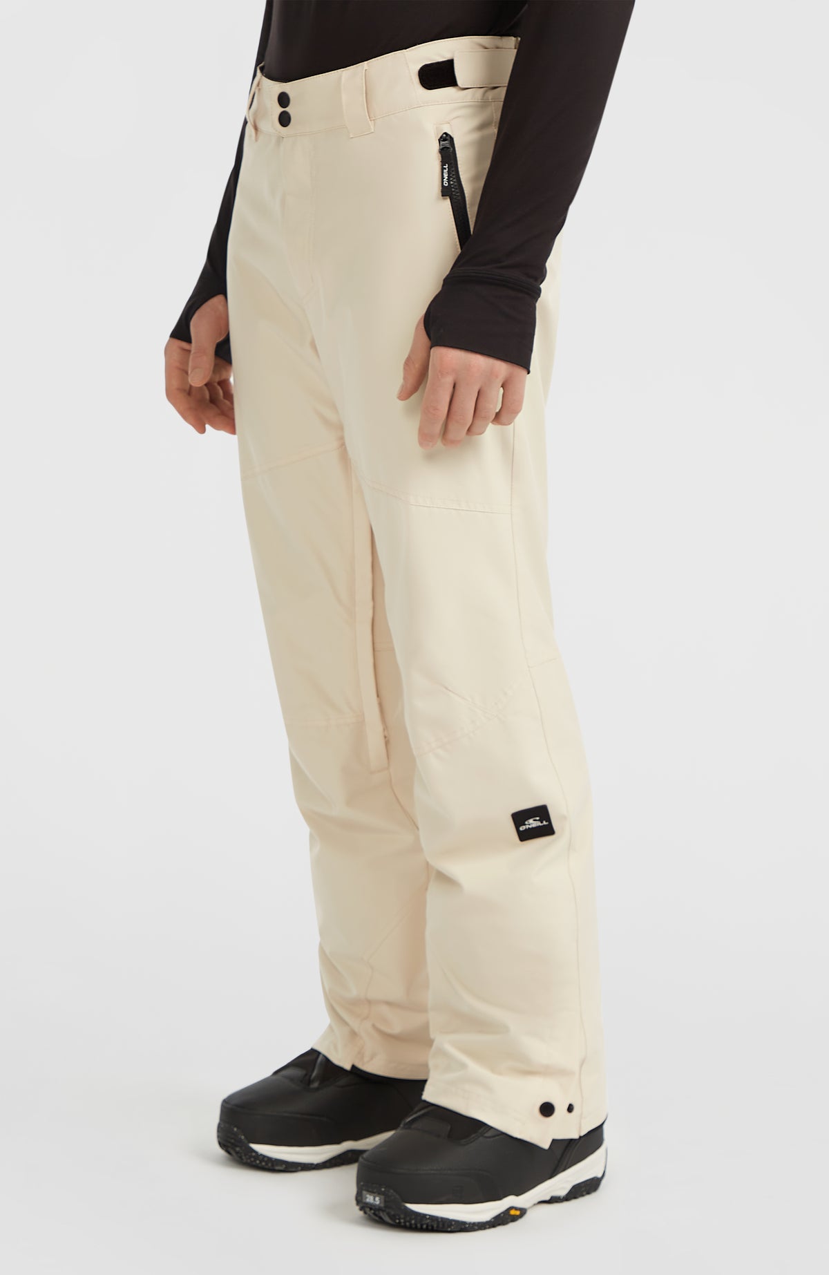 FWC'Cruz Skihose für Herren, beige, Halbprofilansicht am Model mit Logo-Patch am Hosenbein
