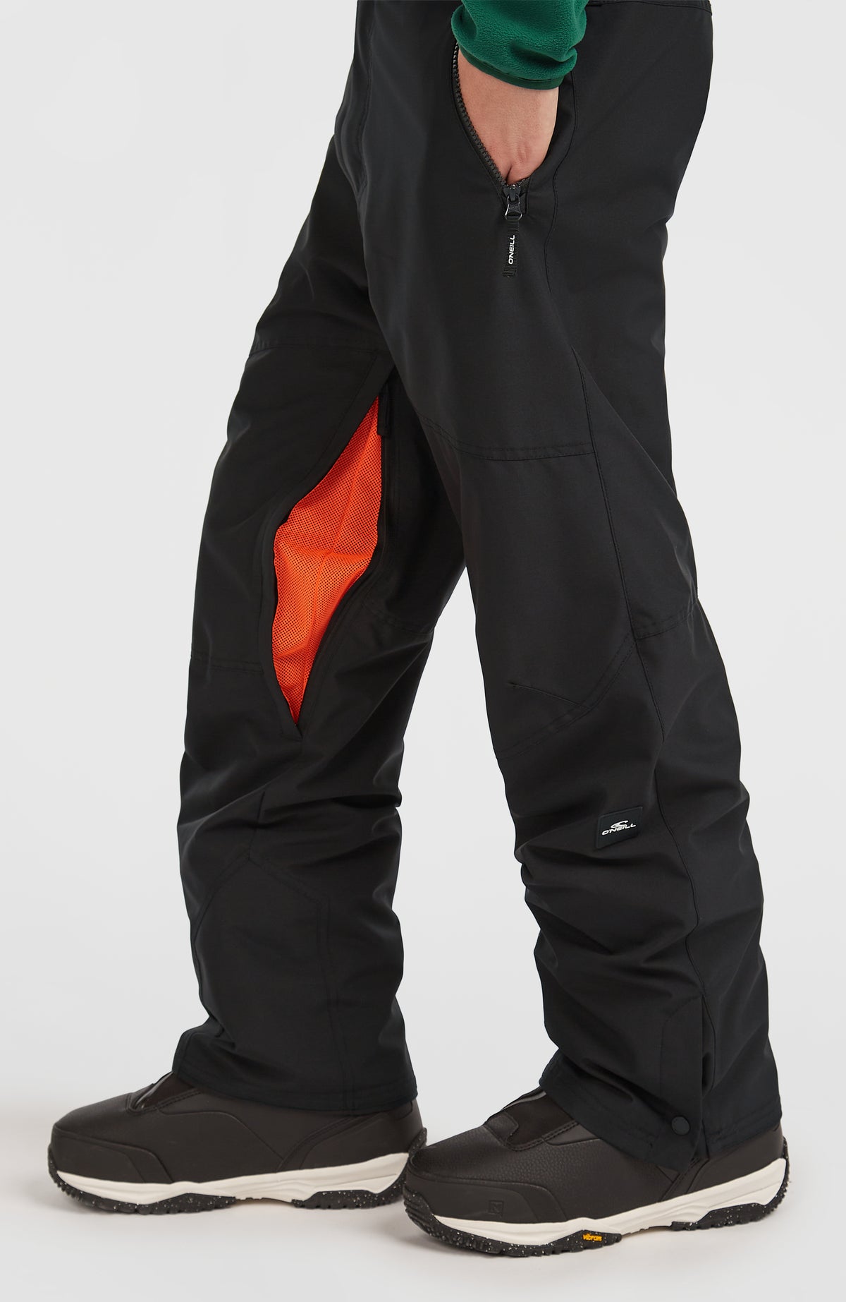 Schwarze FWC'Cruz Skihose, Seitenansicht am Model, geöffneter Belüftungsreißverschluss am Hosenbein