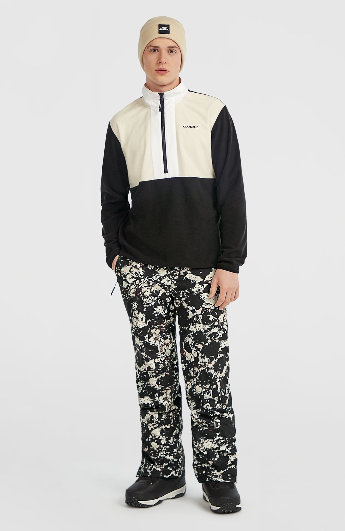 FWC'Cruz Skihose für Herren, schwarz mit Allover-Muster in Beige, Ganzkörperansicht am Model