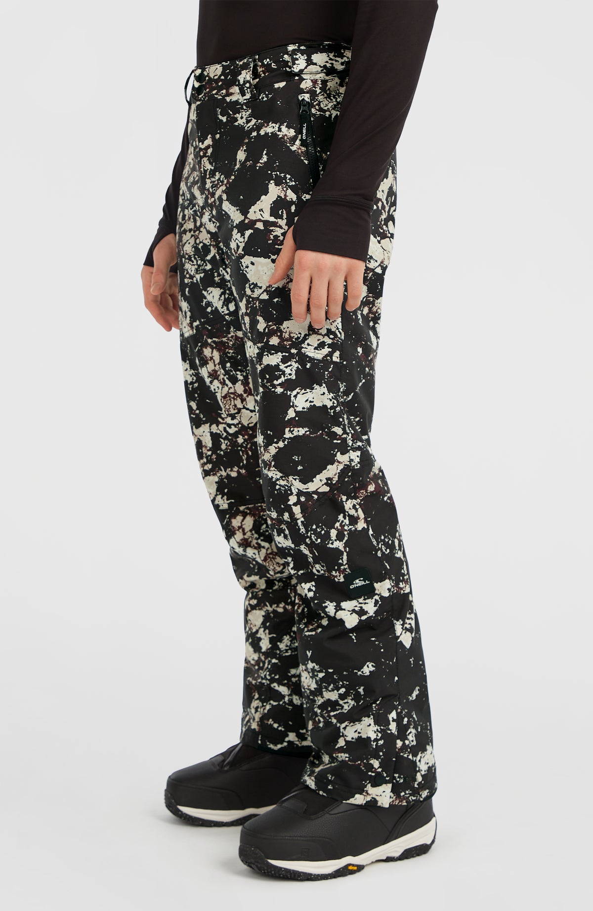 Schwarze FWC'Cruz Skihose mit Allover-Muster in Beige, Seitenansicht am Model mit Logo-Patch