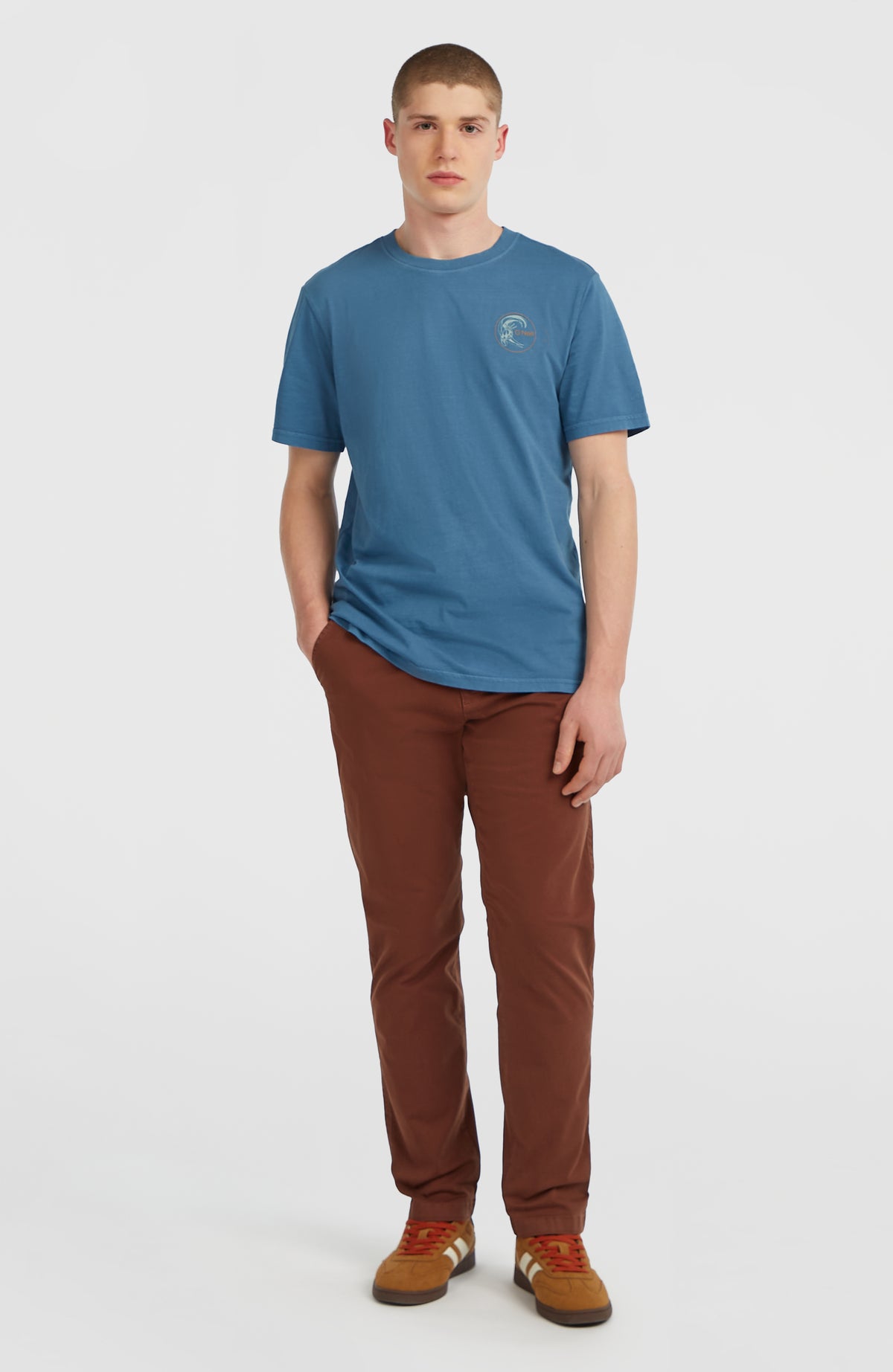 O'Neill Essentials Chino-Hose für Herren, braun, getragen am Model, Vorderansicht in voller Länge