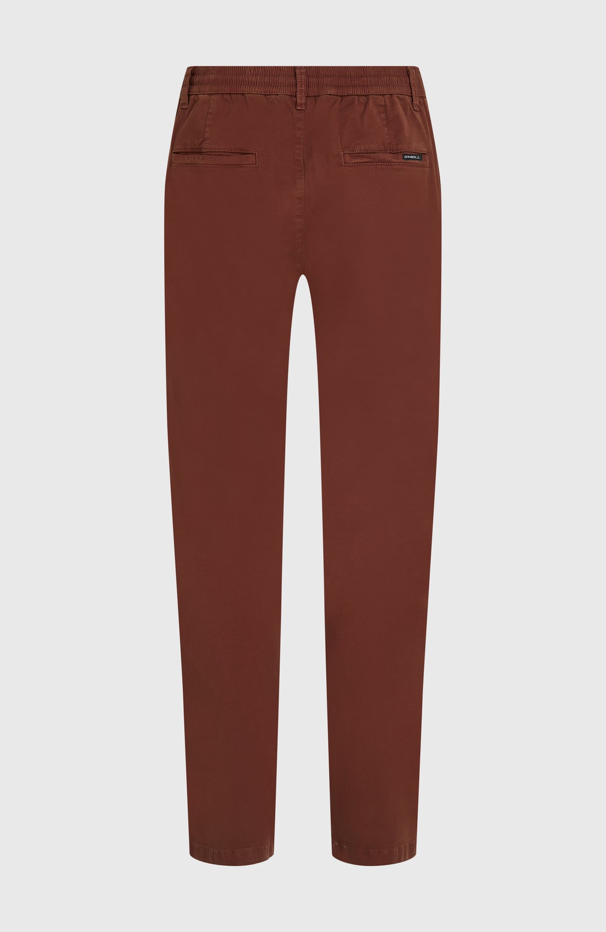 Essentials Chino-Hose für Herren, braun, freigestellt von hinten mit zwei Gesäßtaschen und Gummibund