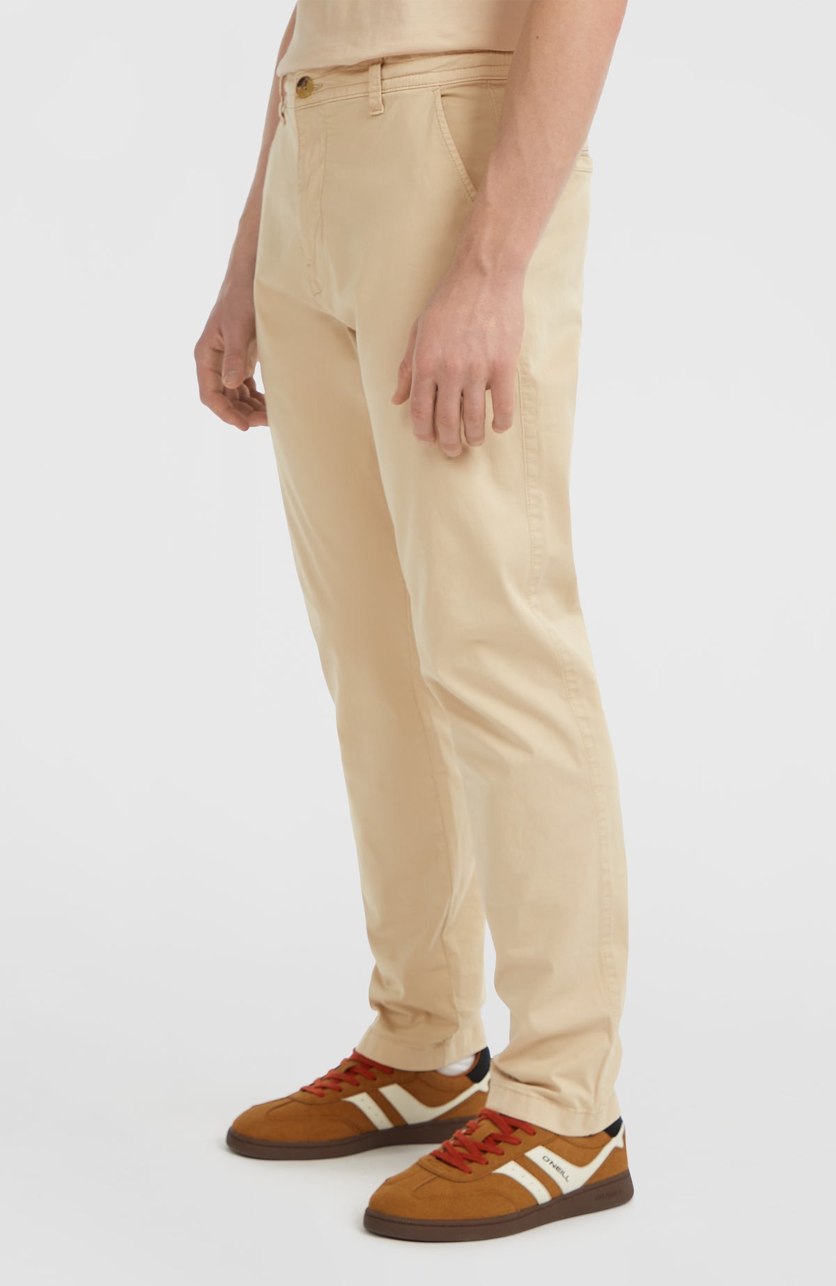 Essentials Chino-Hose für Herren, beige, seitliche Ansicht am Model mit seitlicher Eingrifftasche