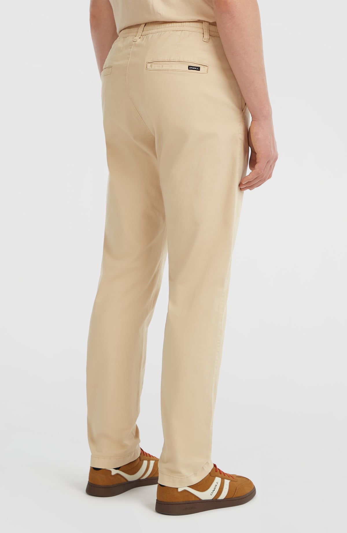 Essentials Chino-Hose für Herren, beige, Rückansicht am Model mit Paspeltasche an der Rückseite