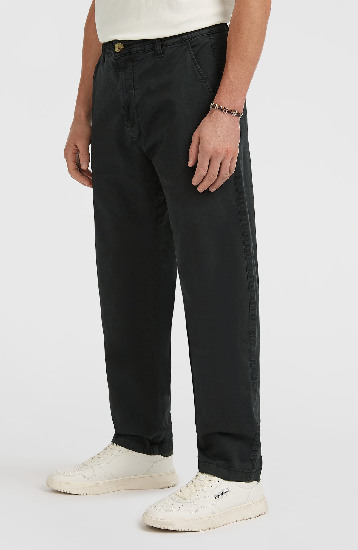 Essentials Chino-Hose für Herren, schwarz, getragen am Model, seitliche Ansicht mit geradem Hosenbein