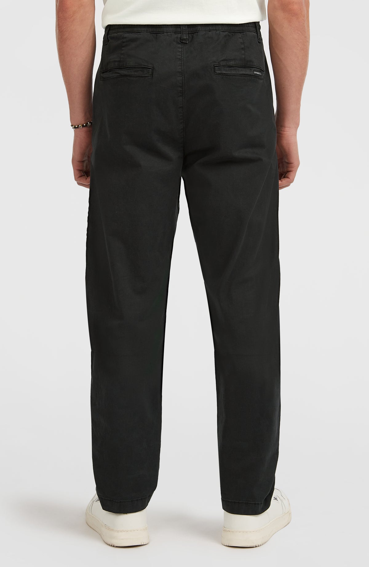 Essentials Chino-Hose für Herren, schwarz, getragen am Model, Rückansicht mit zwei Gesäßtaschen