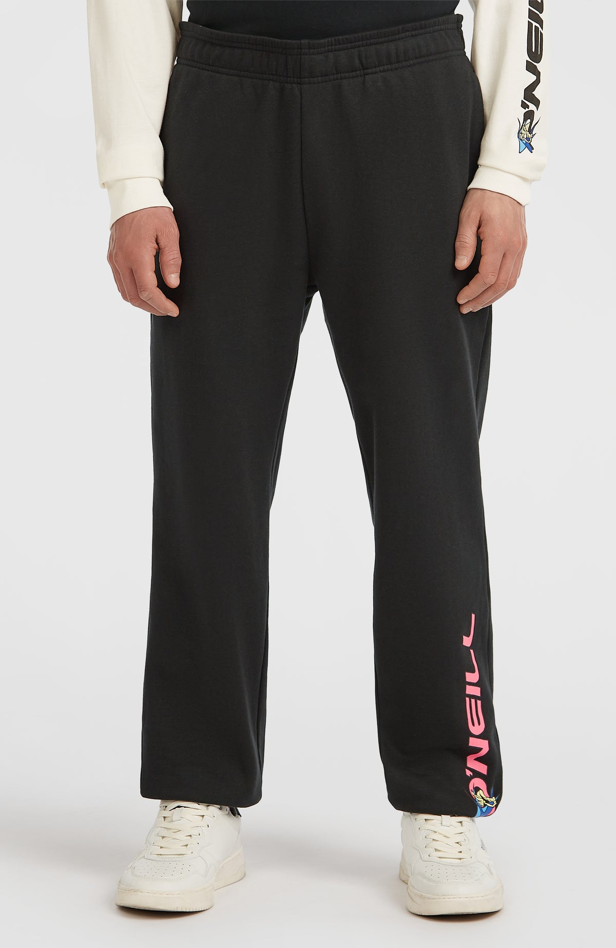 FWC'Play Jogginghose für Herren, schwarz mit Logo-Print in Pink, Vorderansicht am Model mit elastischem Bund