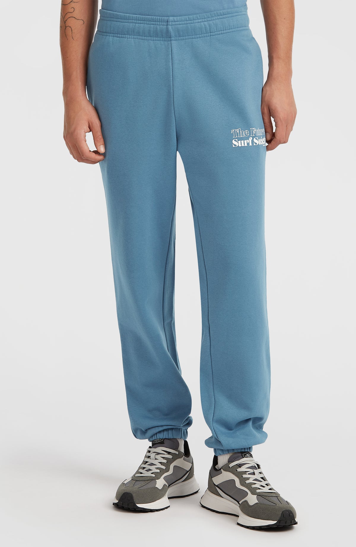 Future Surf Society Jogginghose für Herren, blau mit Logo-Print in Weiß, Vorderansicht mit elastischen Beinabschlüssen