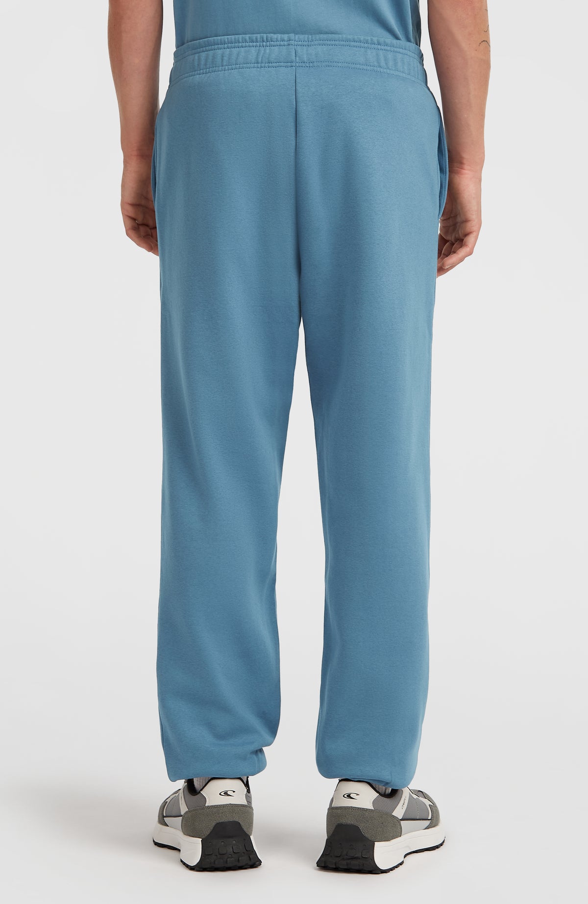 Future Surf Society Jogginghose für Herren, blau, Rückansicht am Model mit elastischem Bund und Beinabschlüssen