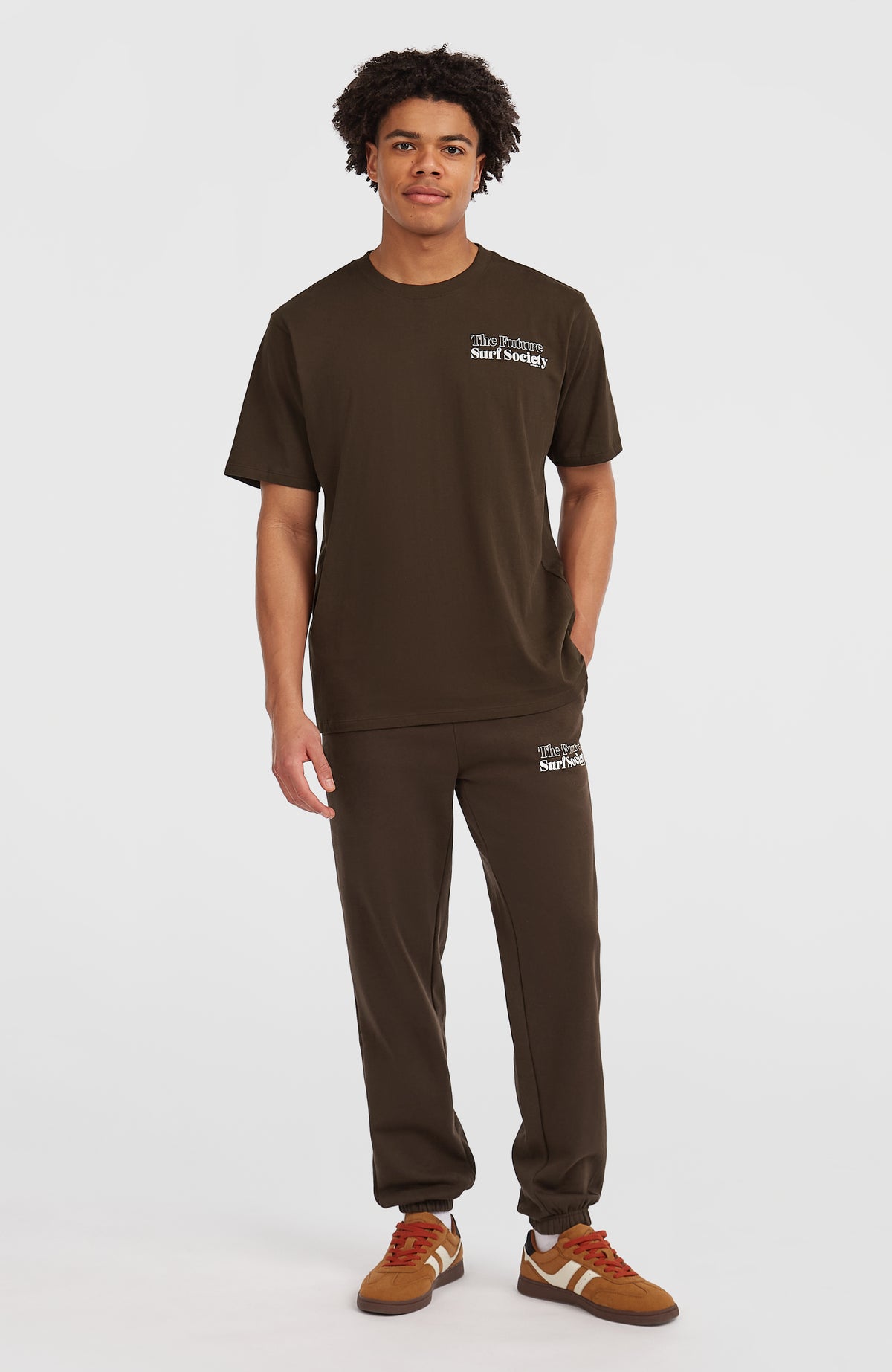 O'Neill Future Surf Society Jogginghose für Herren, braun mit Logo-Print in Weiß, getragen am Model von vorne