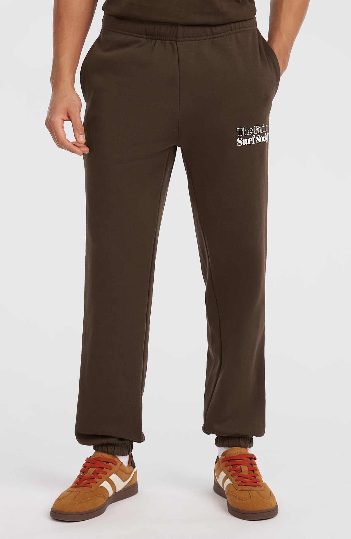Future Surf Society Jogginghose für Herren, braun, Vorderansicht am Model mit elastischen Saumbündchen